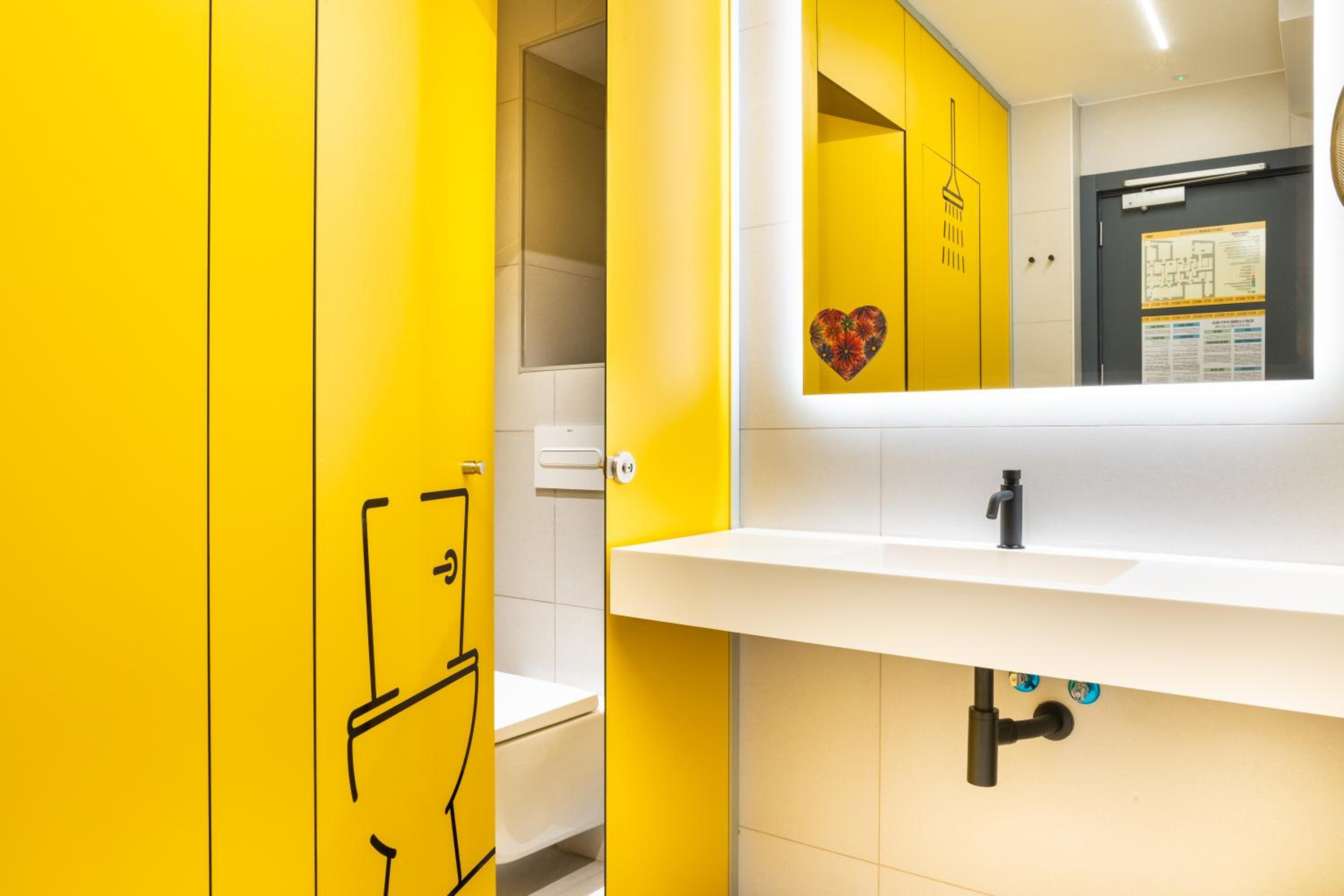Quadruple Room with Private Bathroom - Photo 7