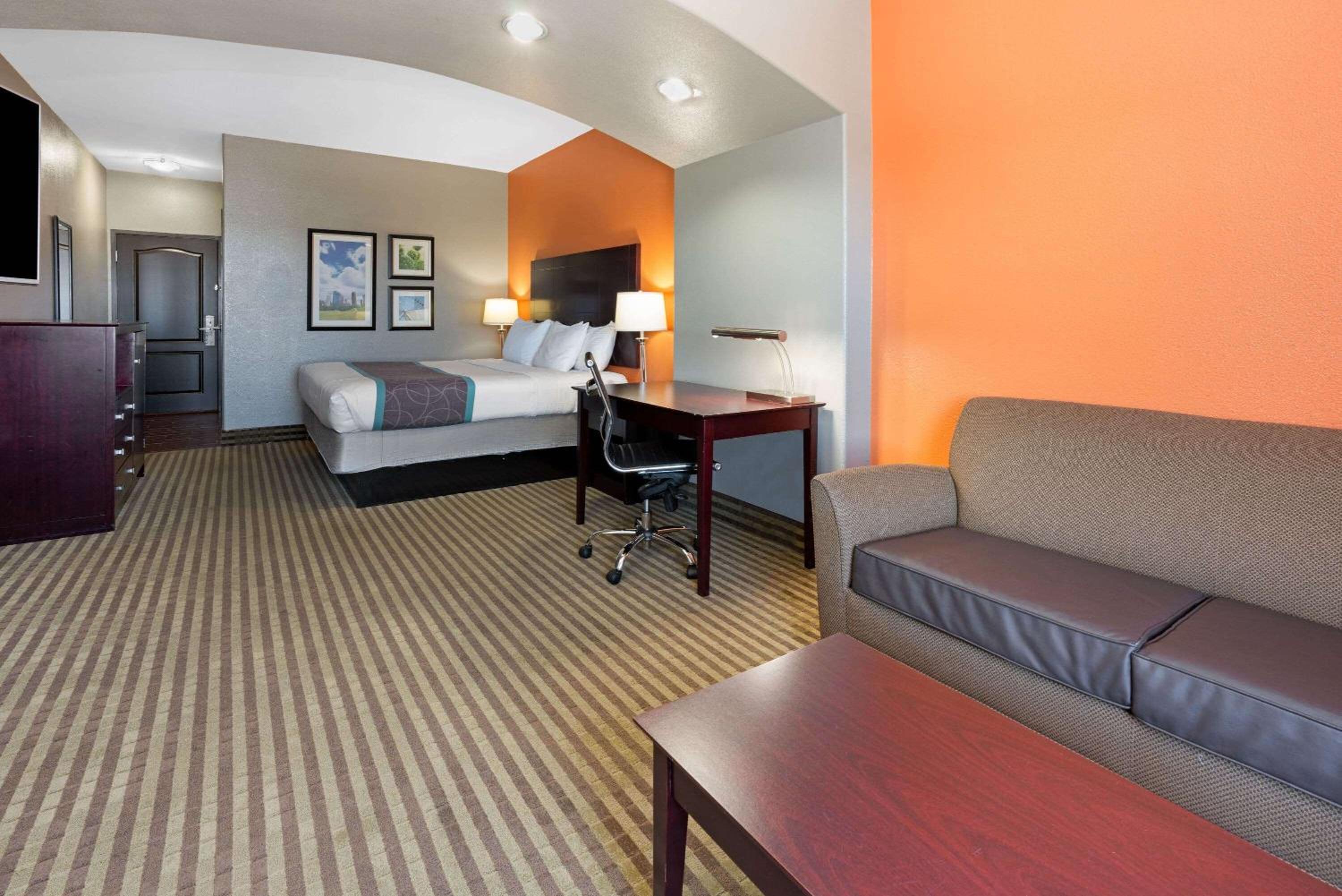 1 King Bed, Mobility/Hearing Access Family Suite, Tub w/ Grab Bars, Non-Smoking - Photo 2