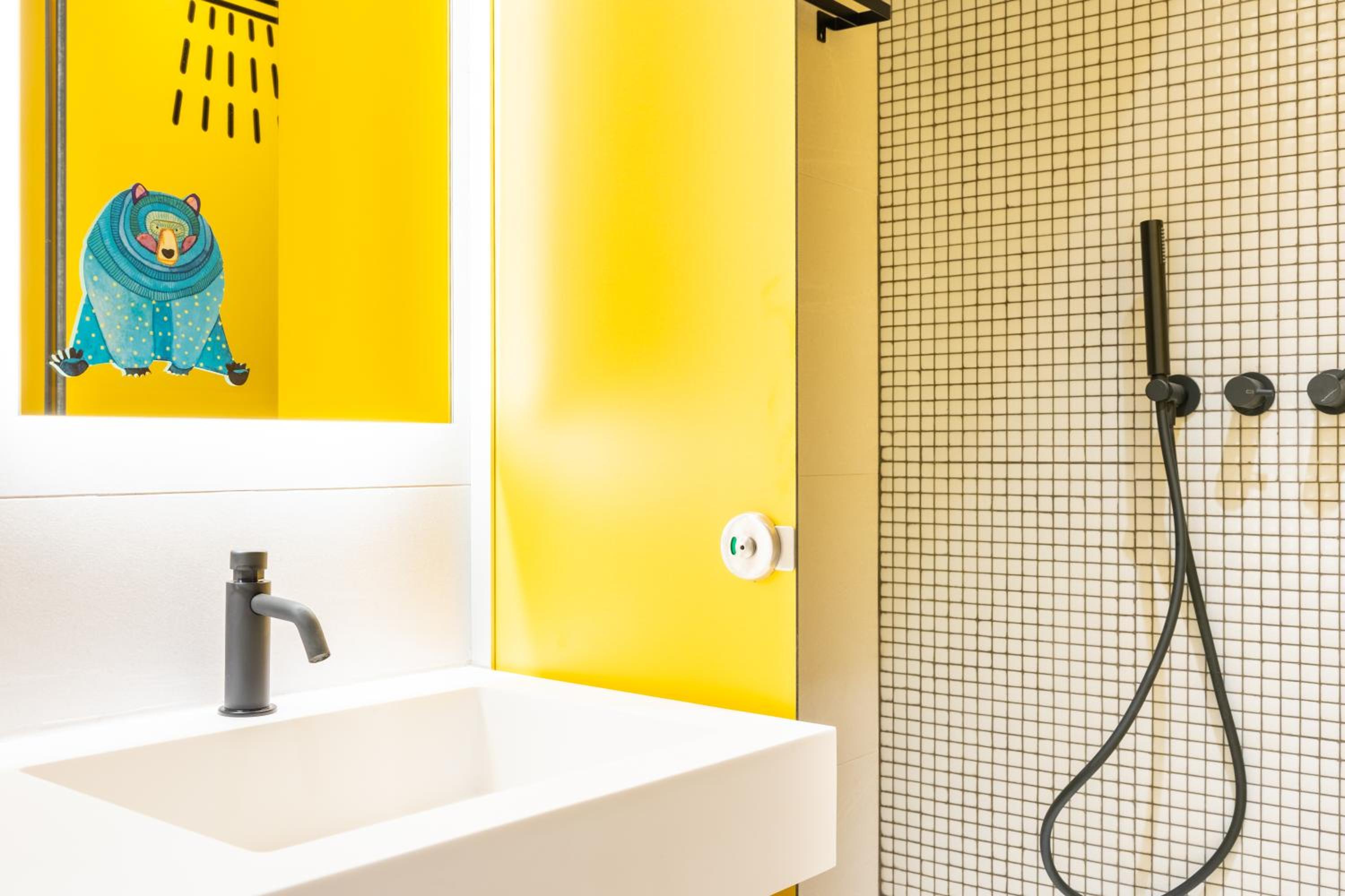 Quadruple Room with Private Bathroom - Photo 10