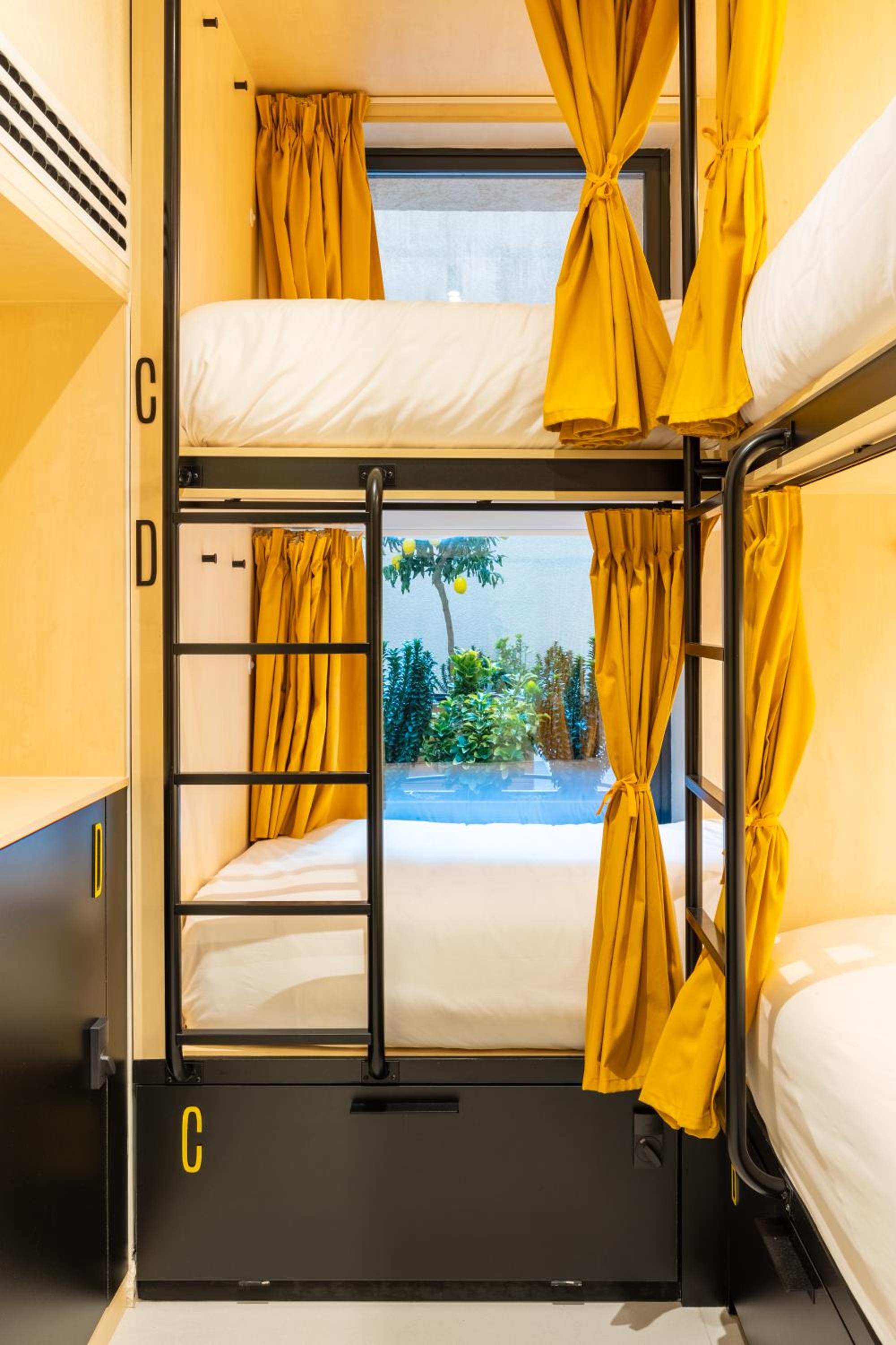 Quadruple Room with Private Bathroom - Photo 4