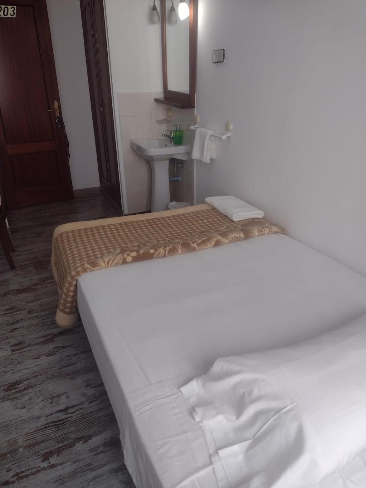 Single Room with Shared Bathroom photo 2