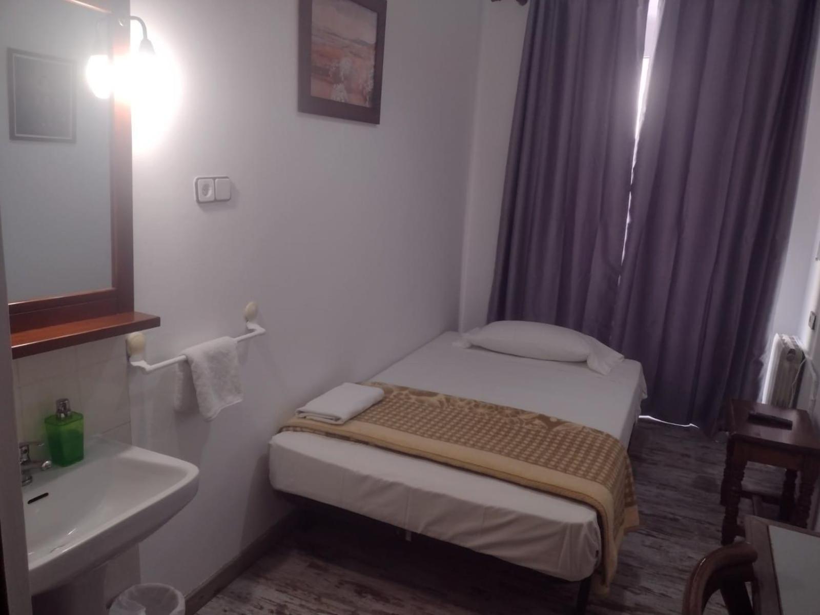 Single Room with Shared Bathroom photo 3
