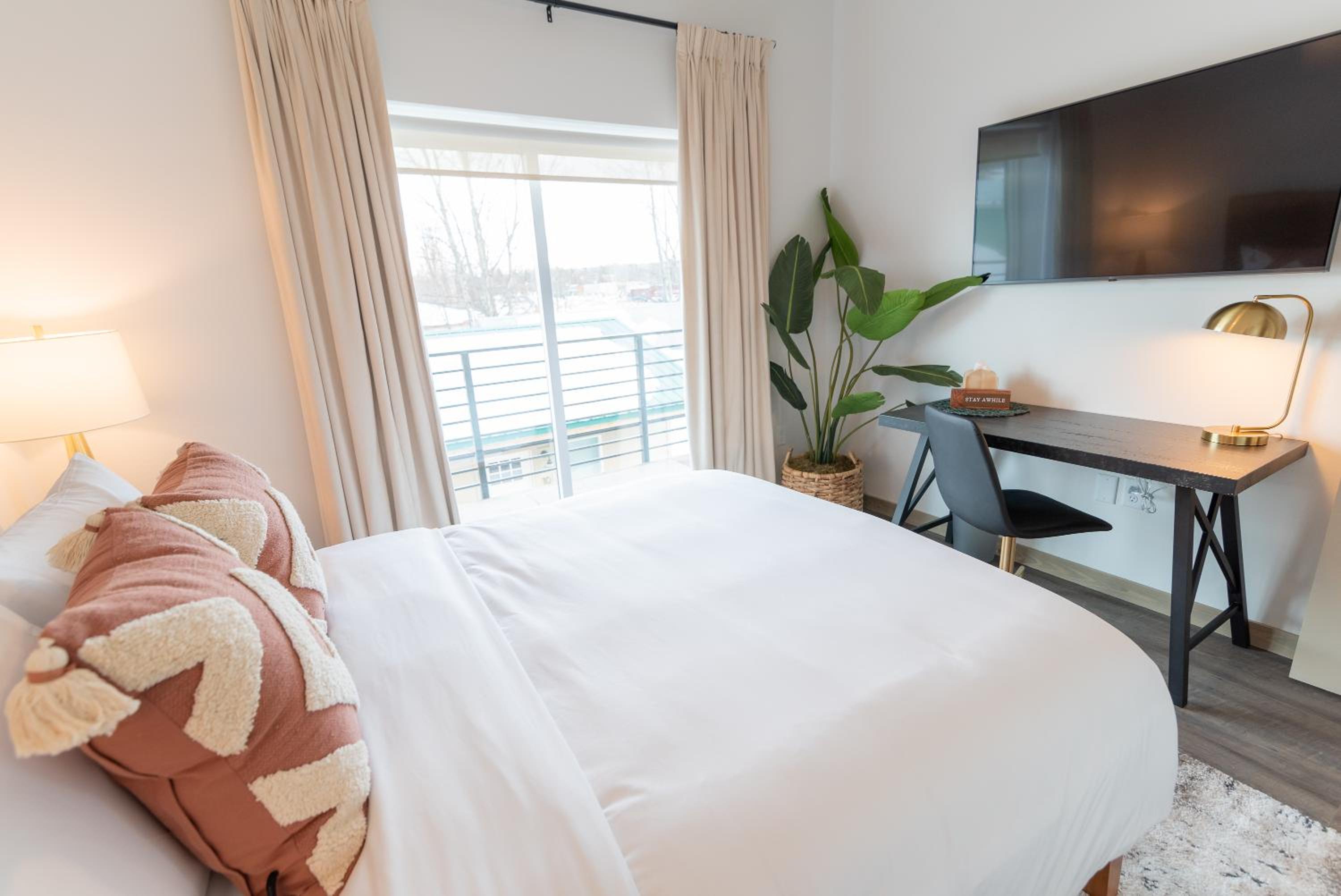 Deluxe King Suite - Photo 32