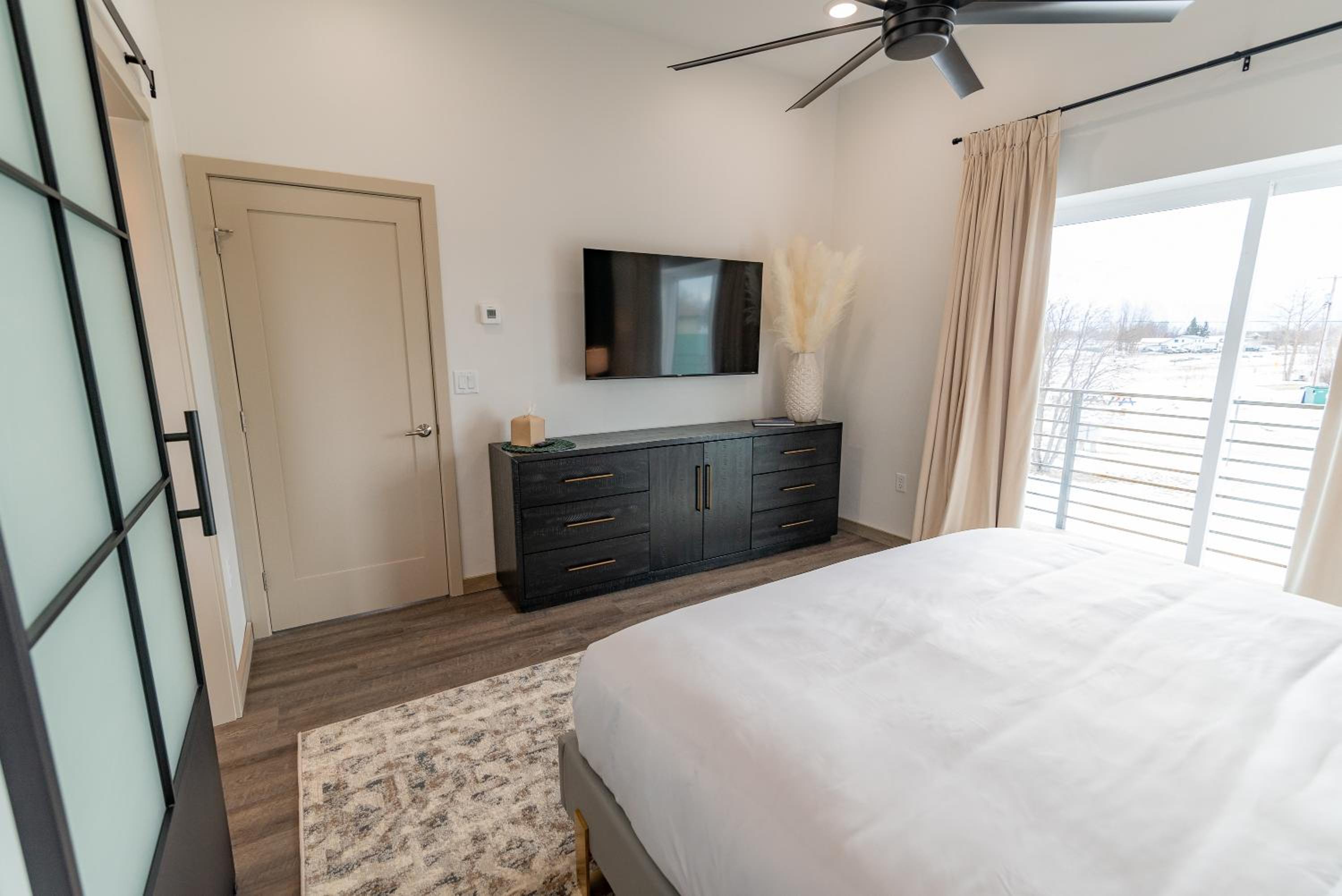 Deluxe King Suite - Photo 11