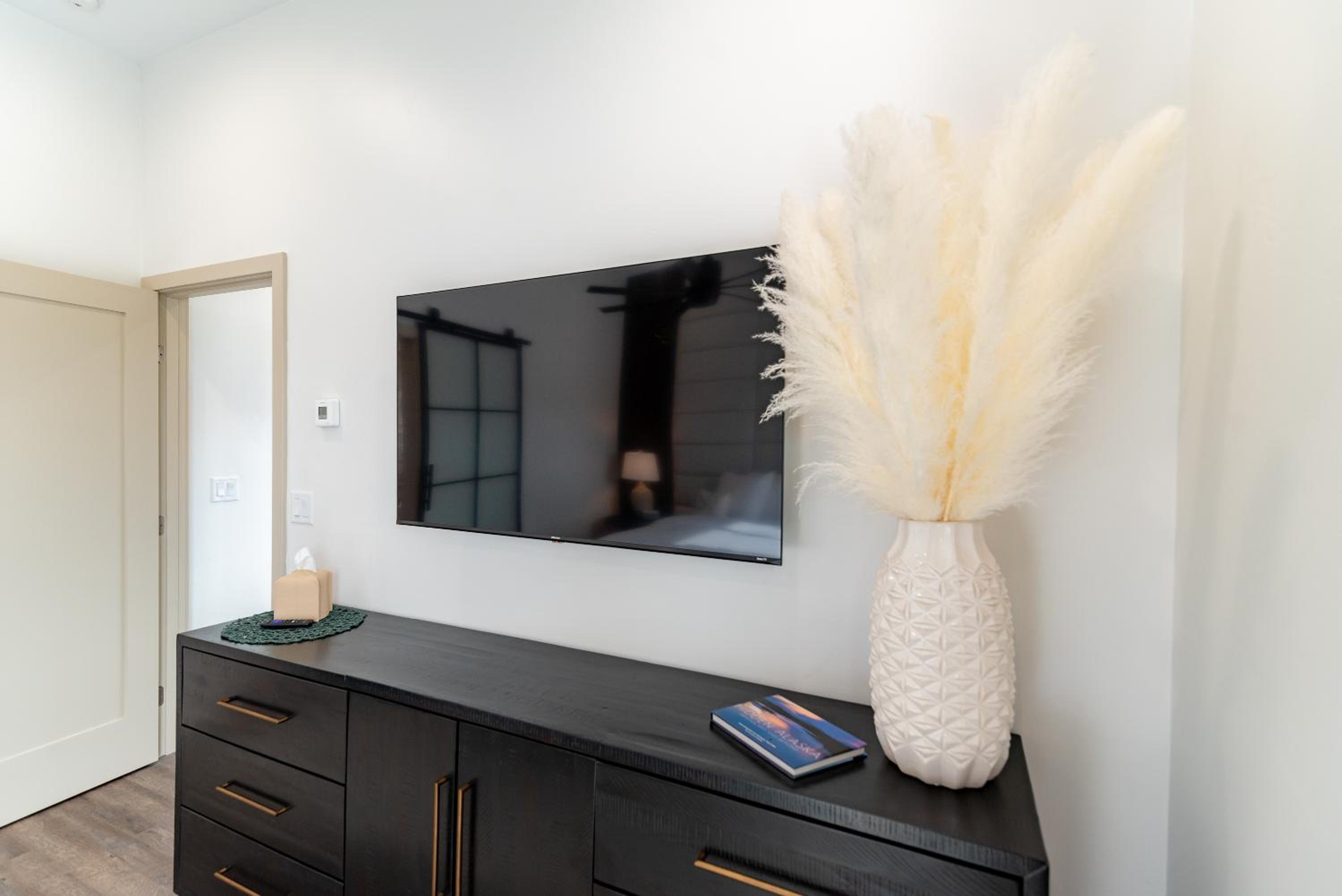 Deluxe King Suite - Photo 10