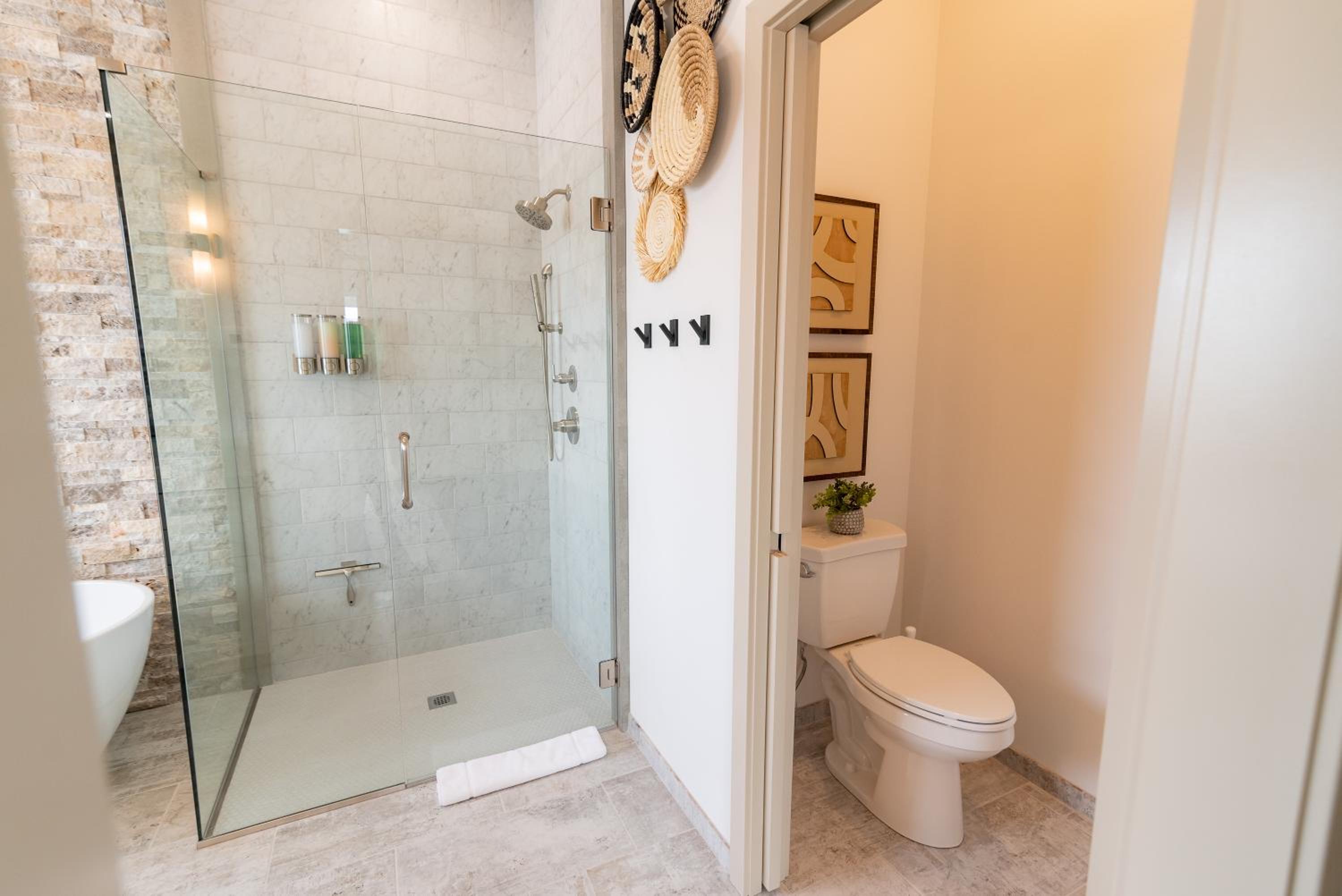 Deluxe King Suite - Photo 6