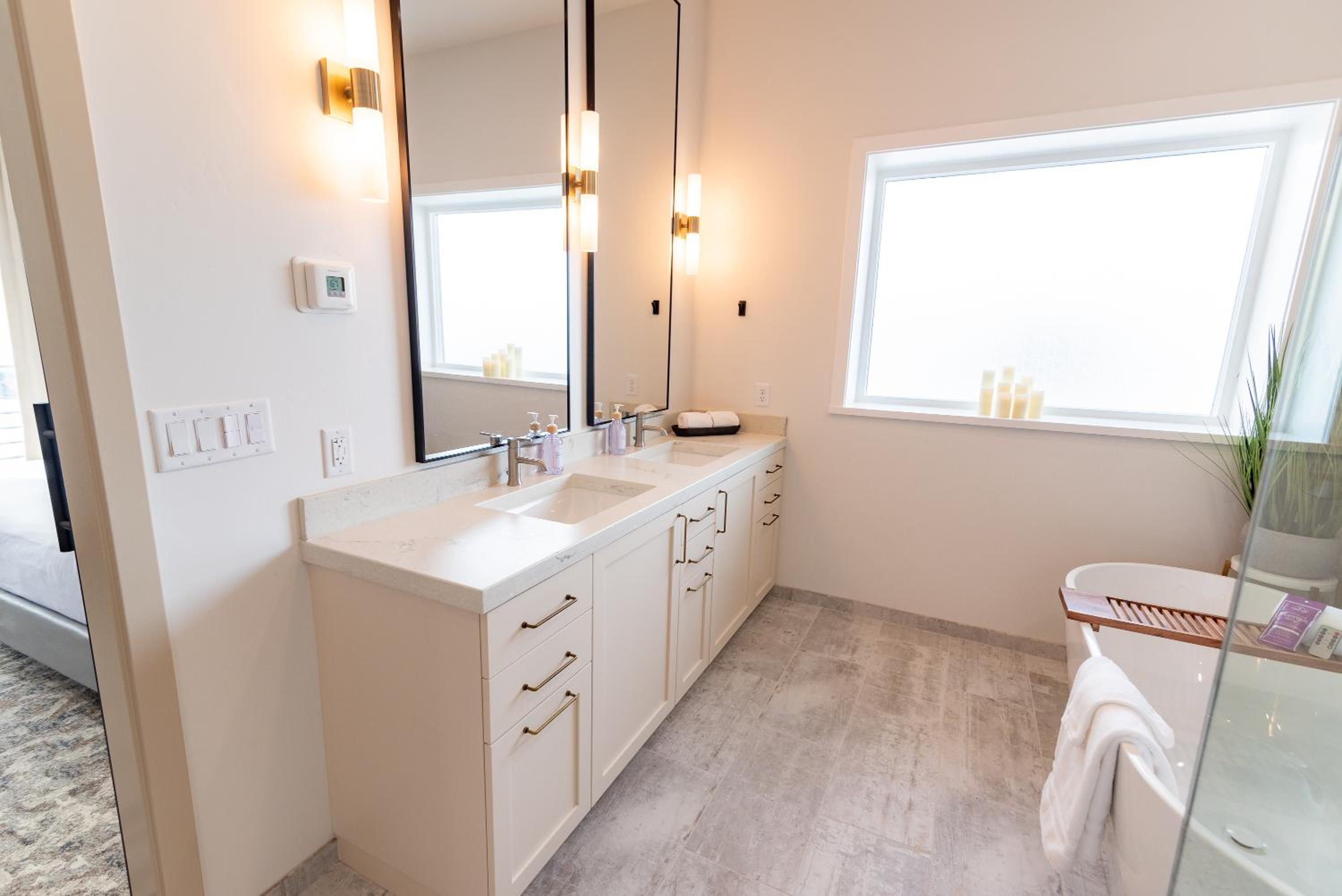 Deluxe King Suite - Photo 64