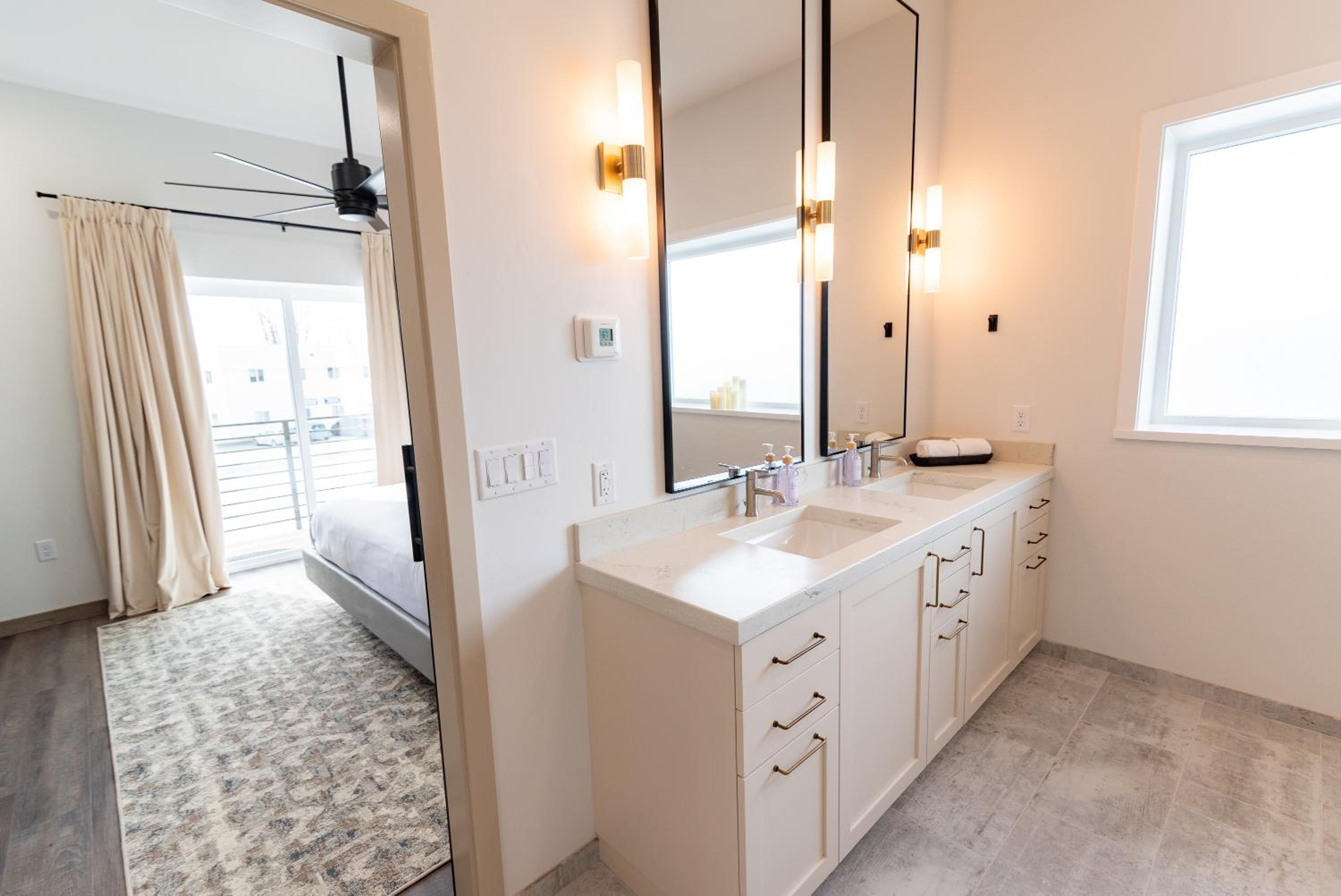 Deluxe King Suite - Photo 63