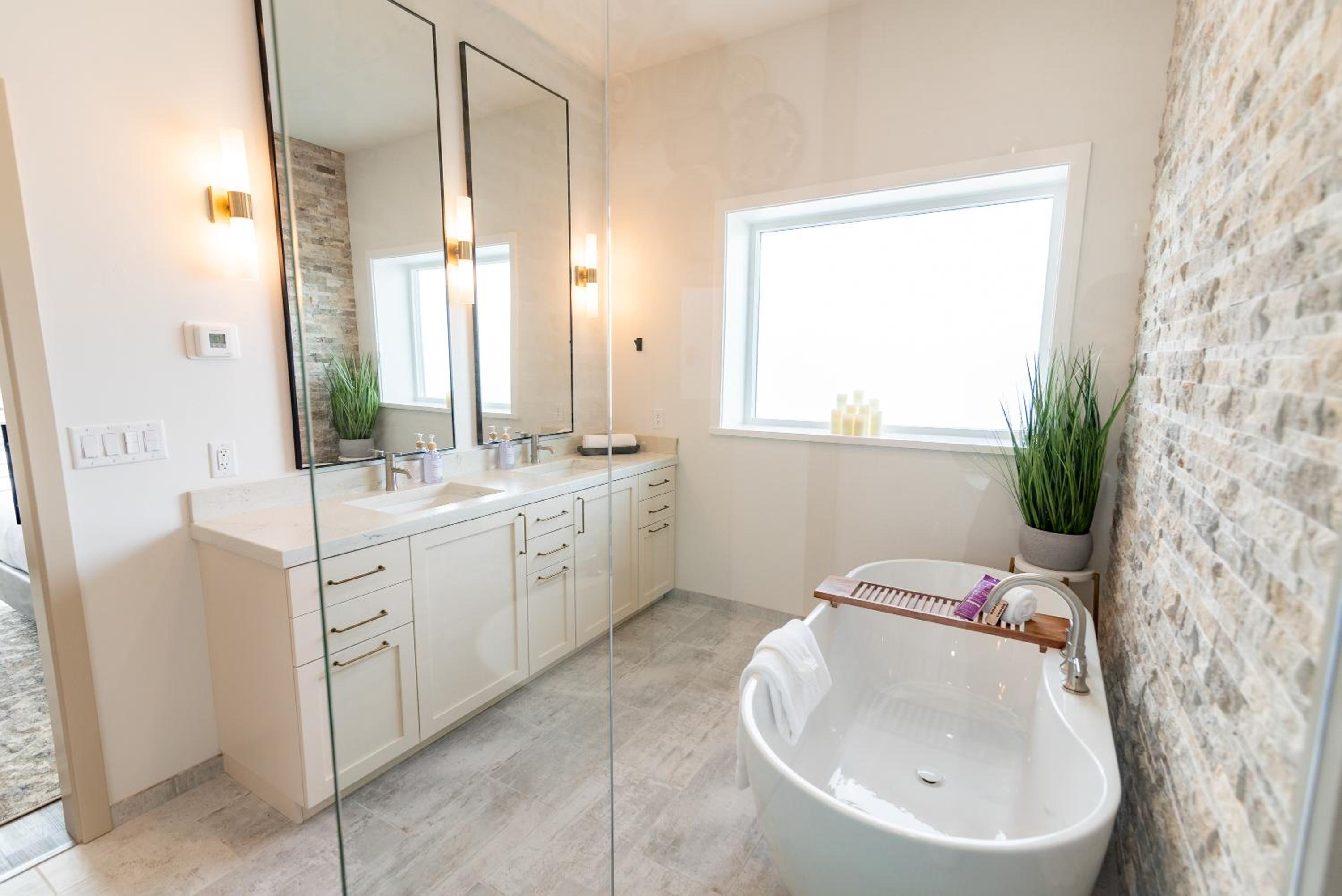Deluxe King Suite - Photo 60