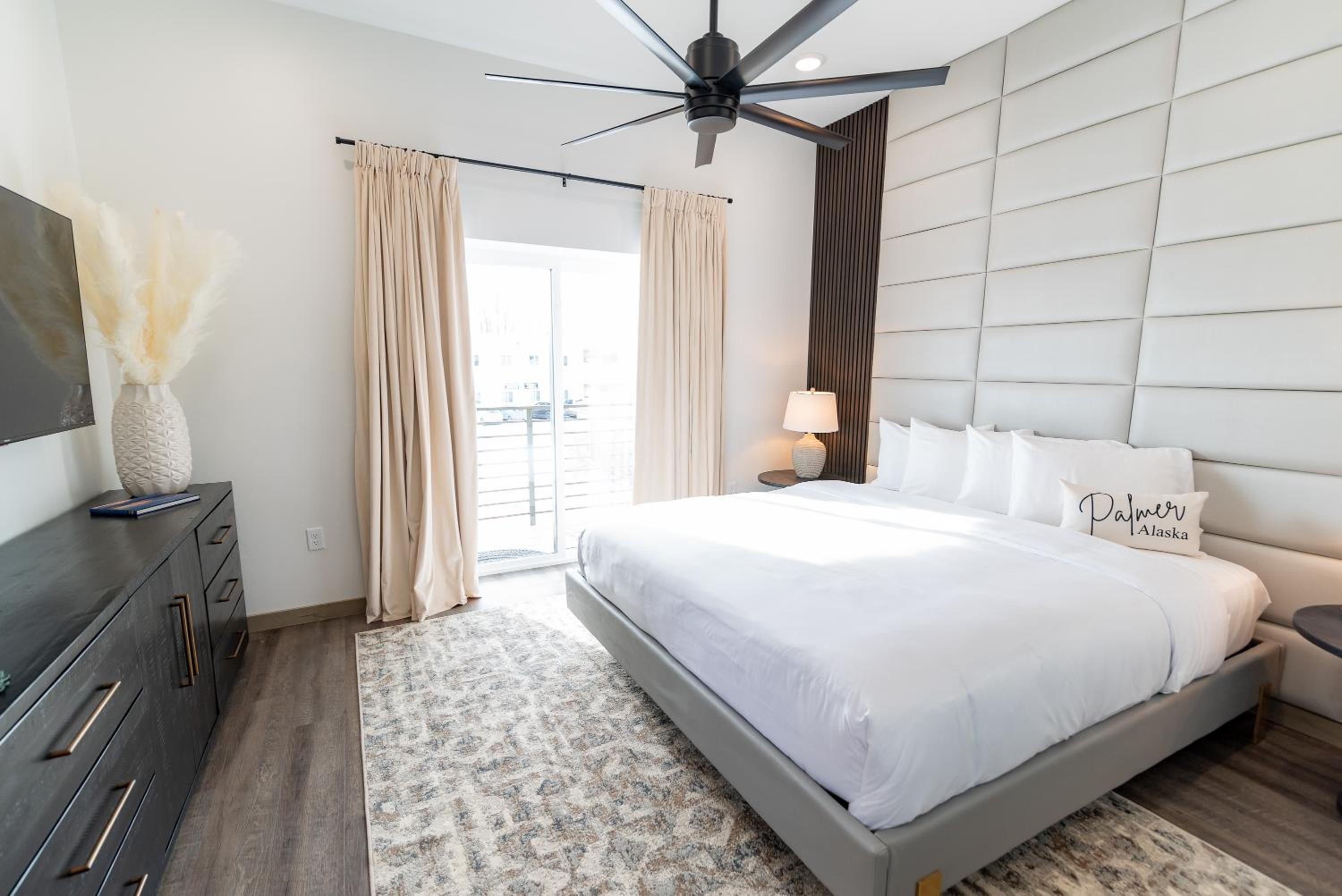 Deluxe King Suite - Photo 14