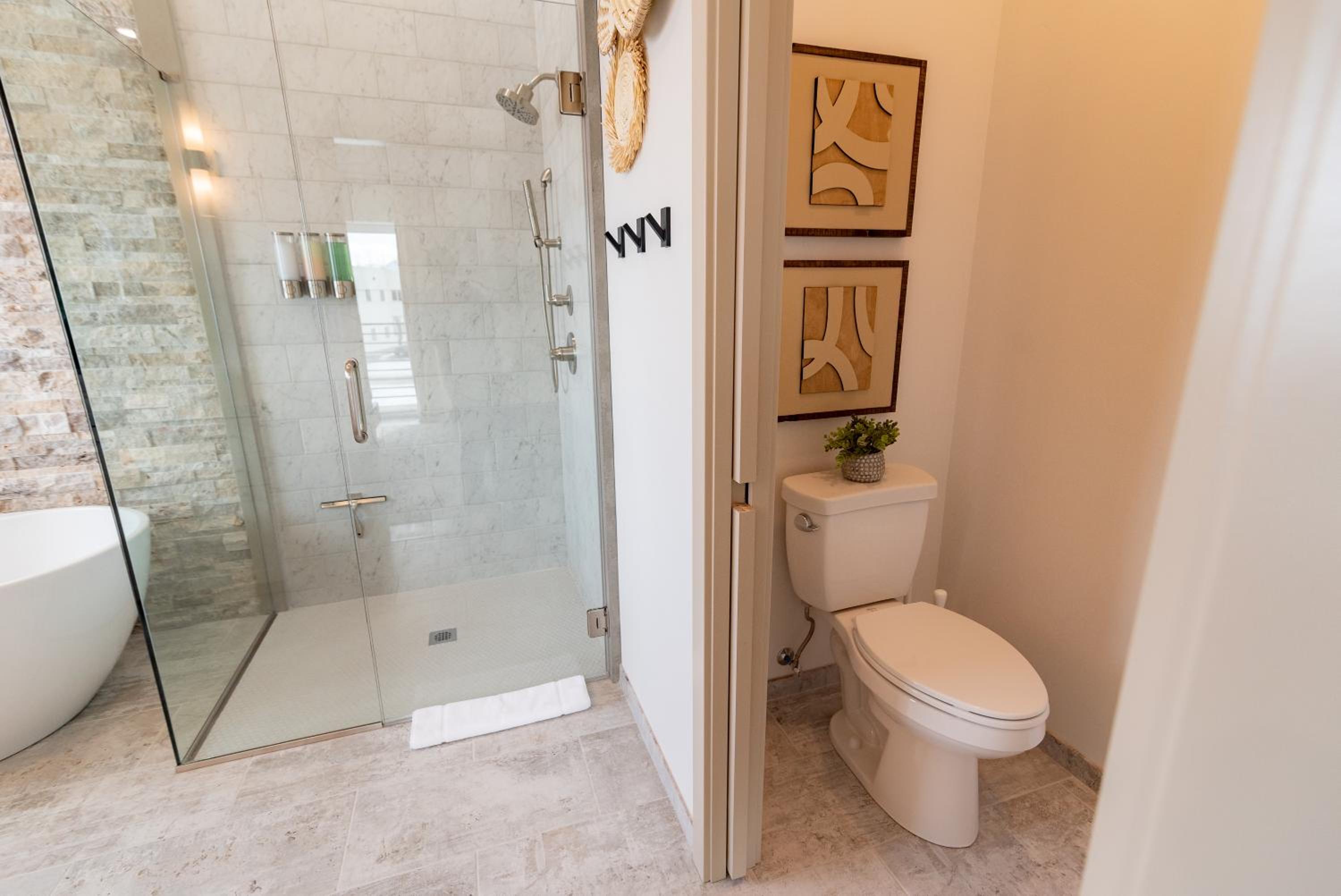 Deluxe King Suite - Photo 59