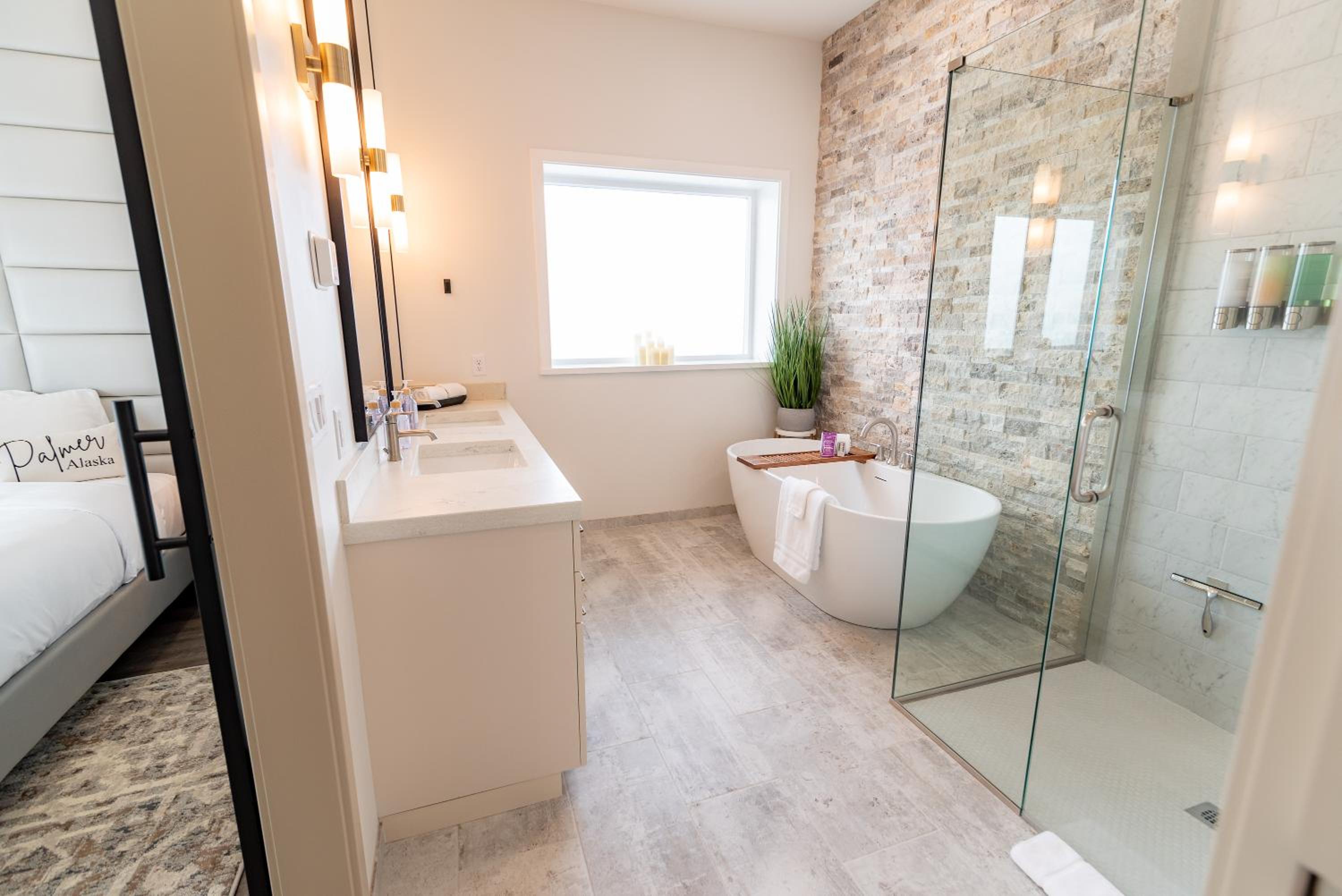 Deluxe King Suite - Photo 8