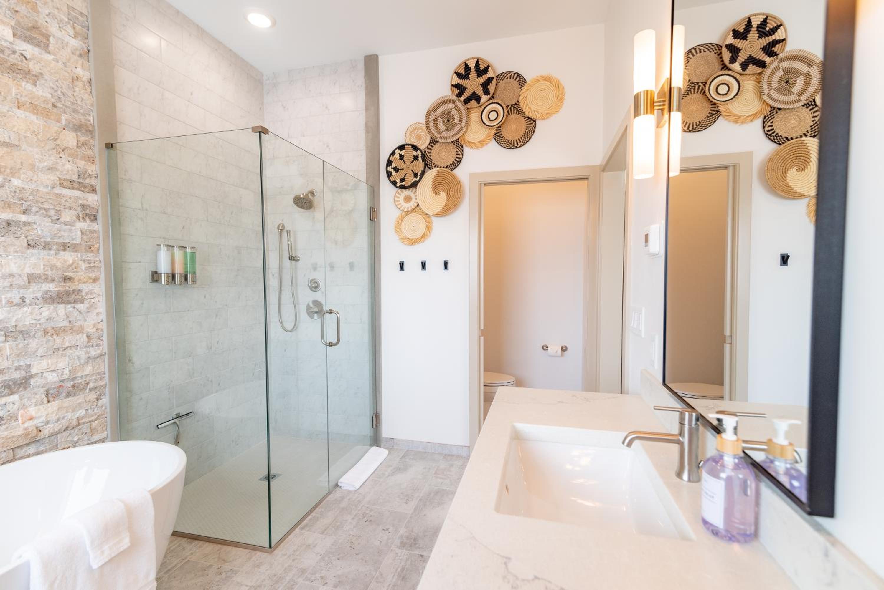 Deluxe King Suite - Photo 58