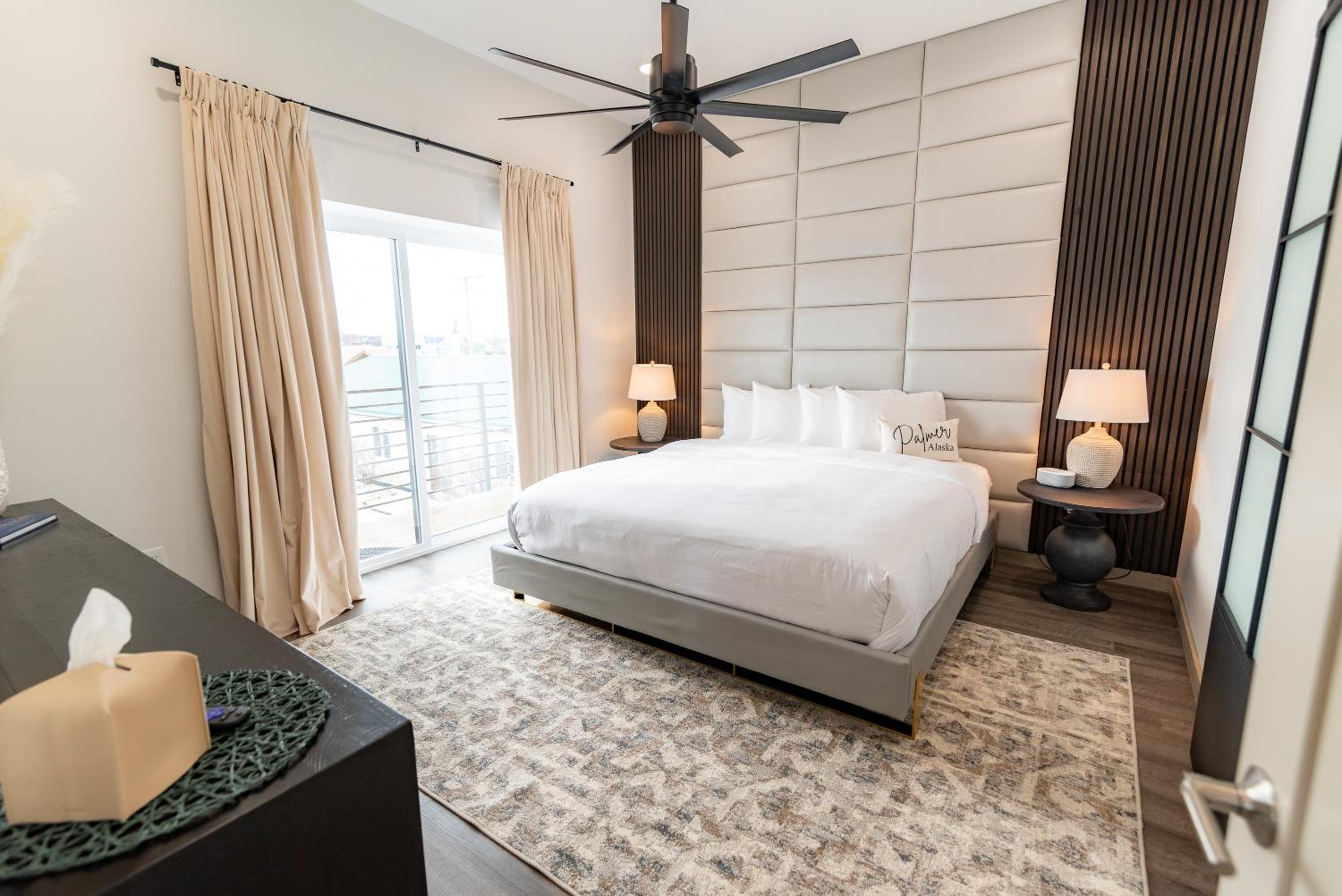 Deluxe King Suite - Photo 9