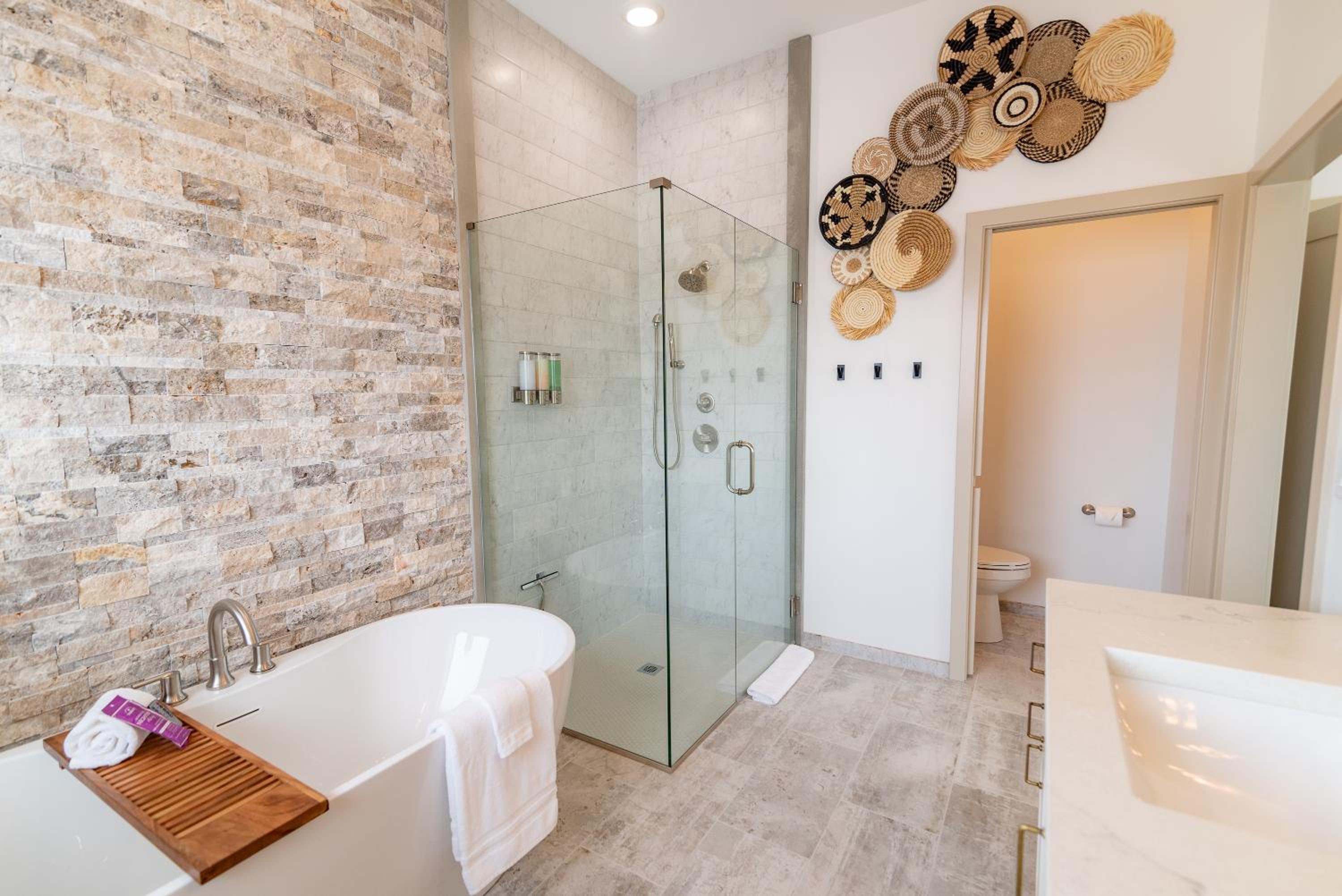 Deluxe King Suite - Photo 19