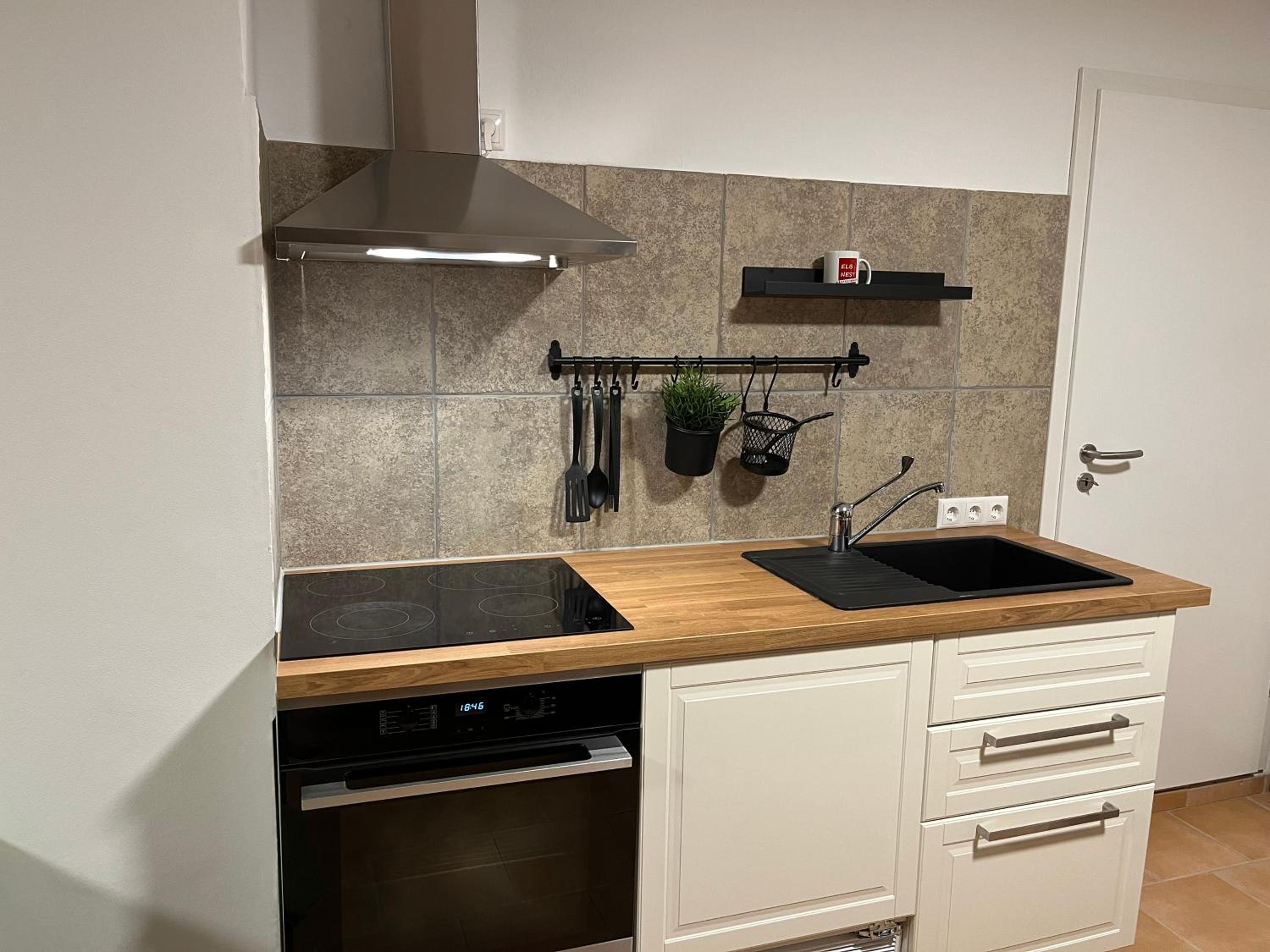 One-Bedroom Apartment - Photo 3