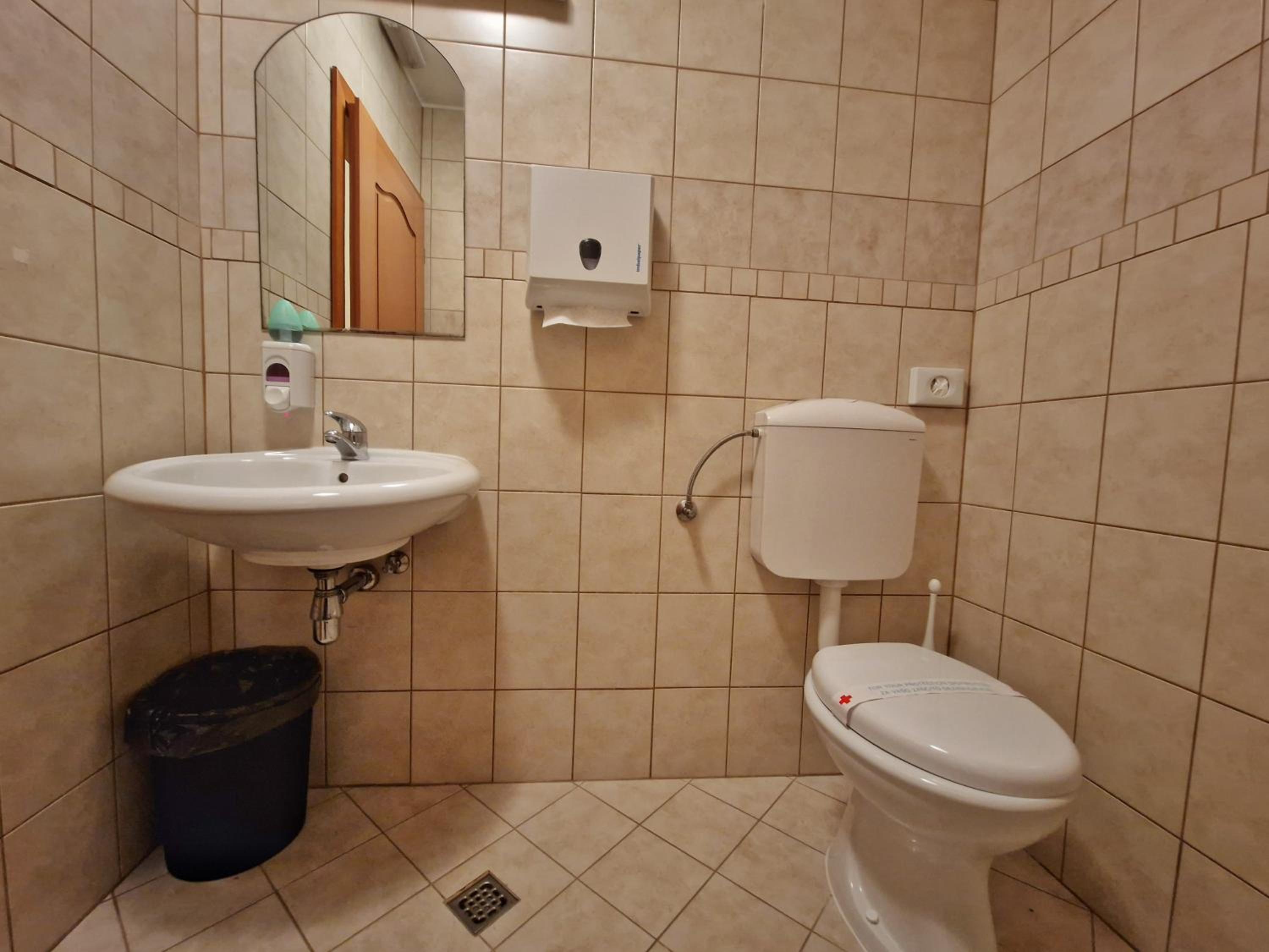 Economy Quintuple Room with Shared Bathroom - Basement photo 2