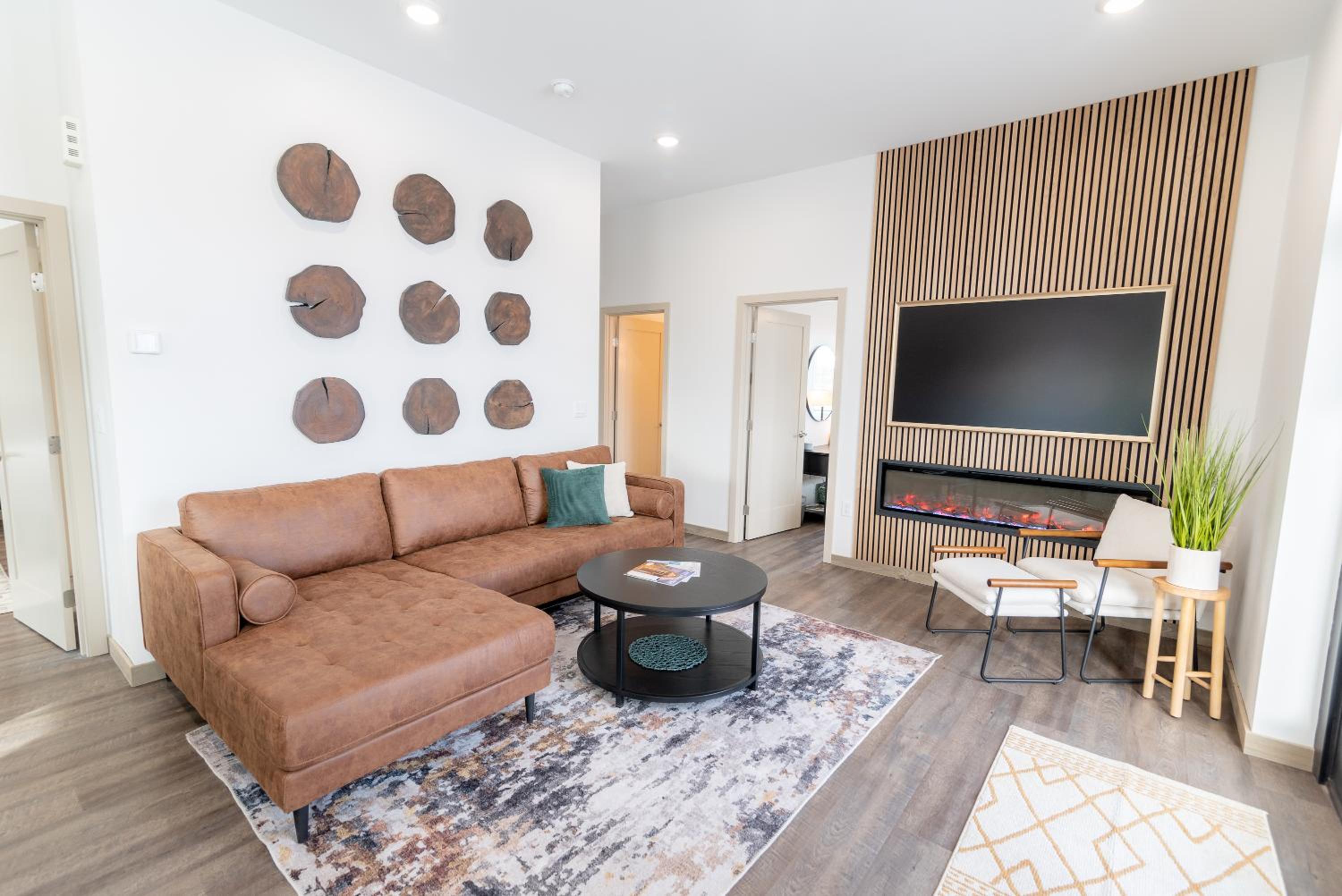 Deluxe King Suite - Photo 1