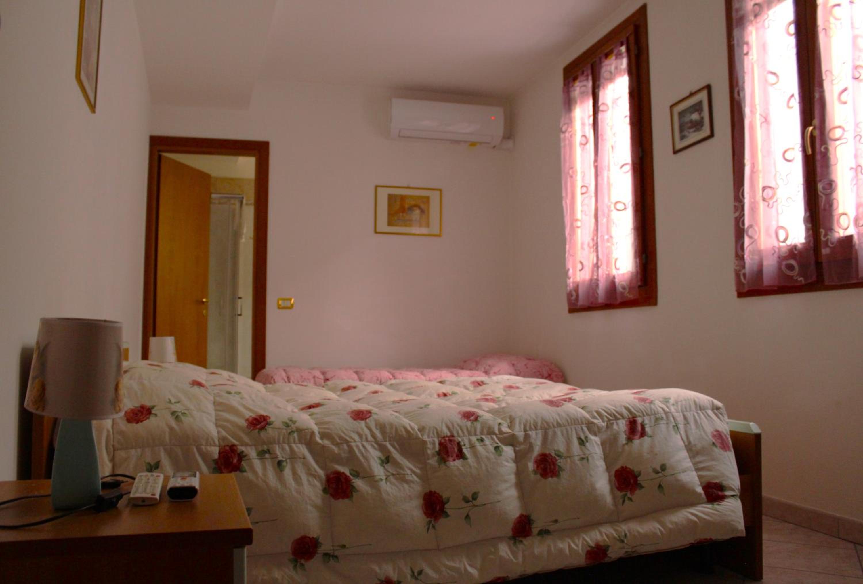 Large Double Room - Photo 3