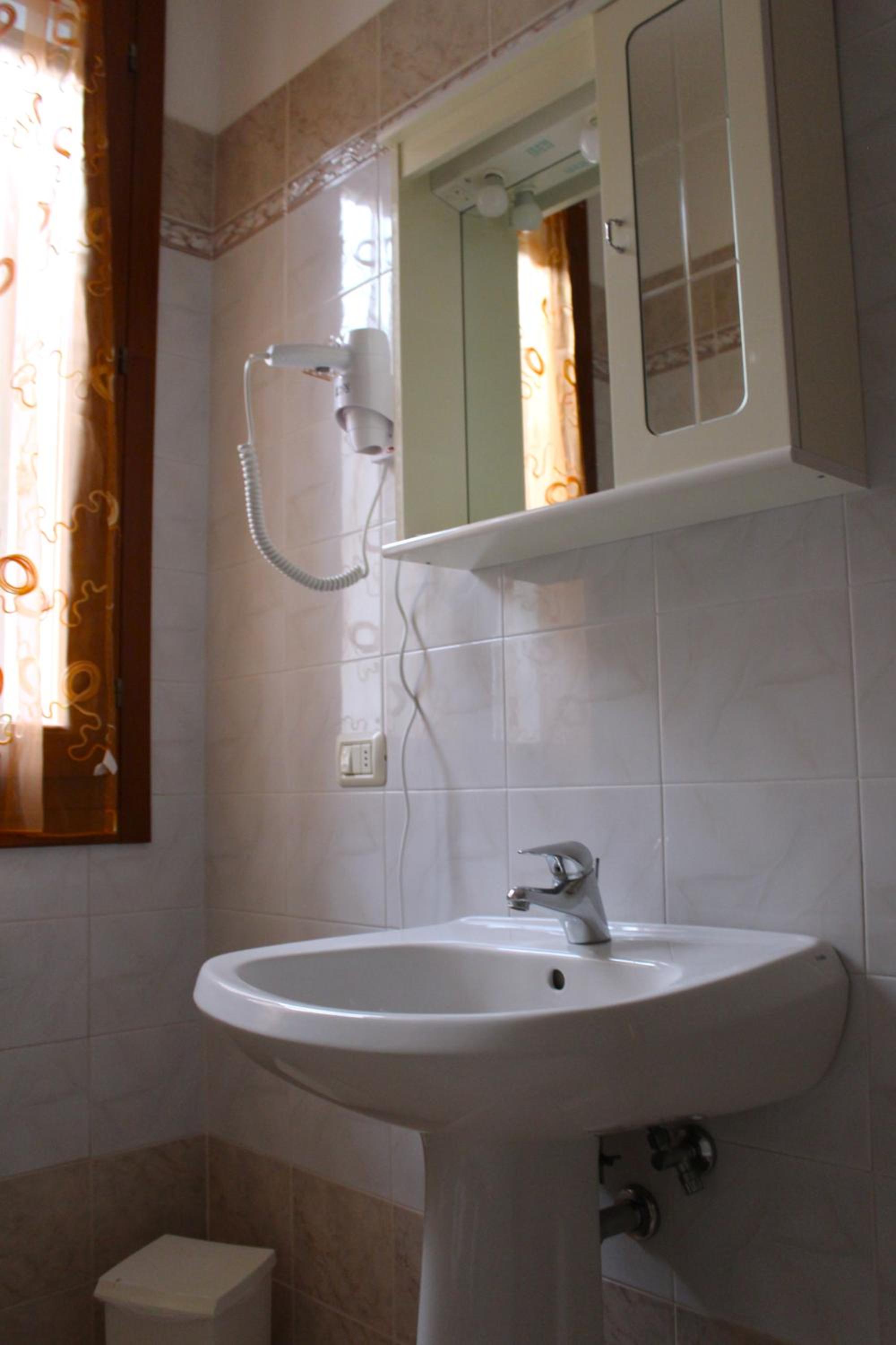 Large Double Room - Photo 4