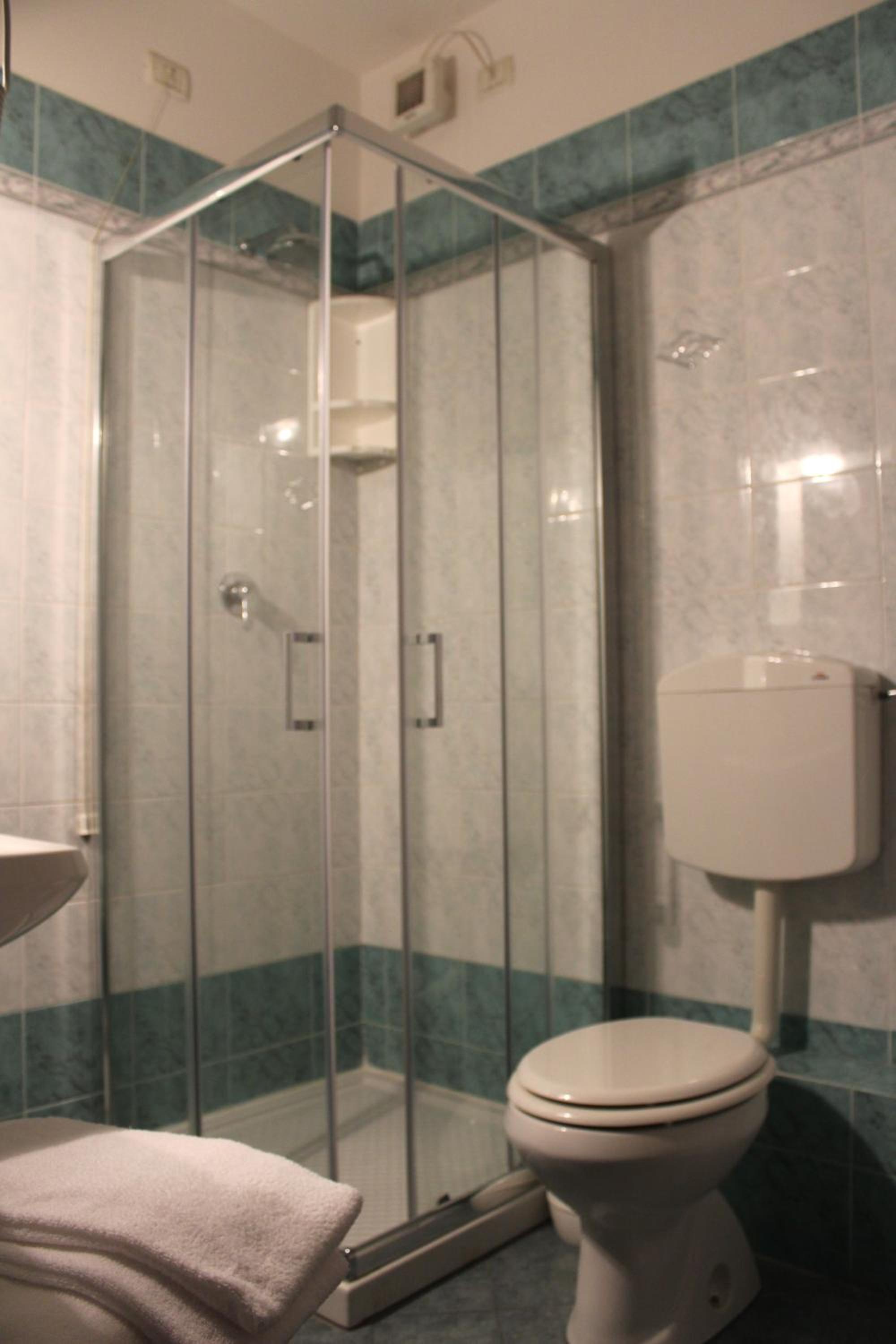 Large Double Room - Photo 5