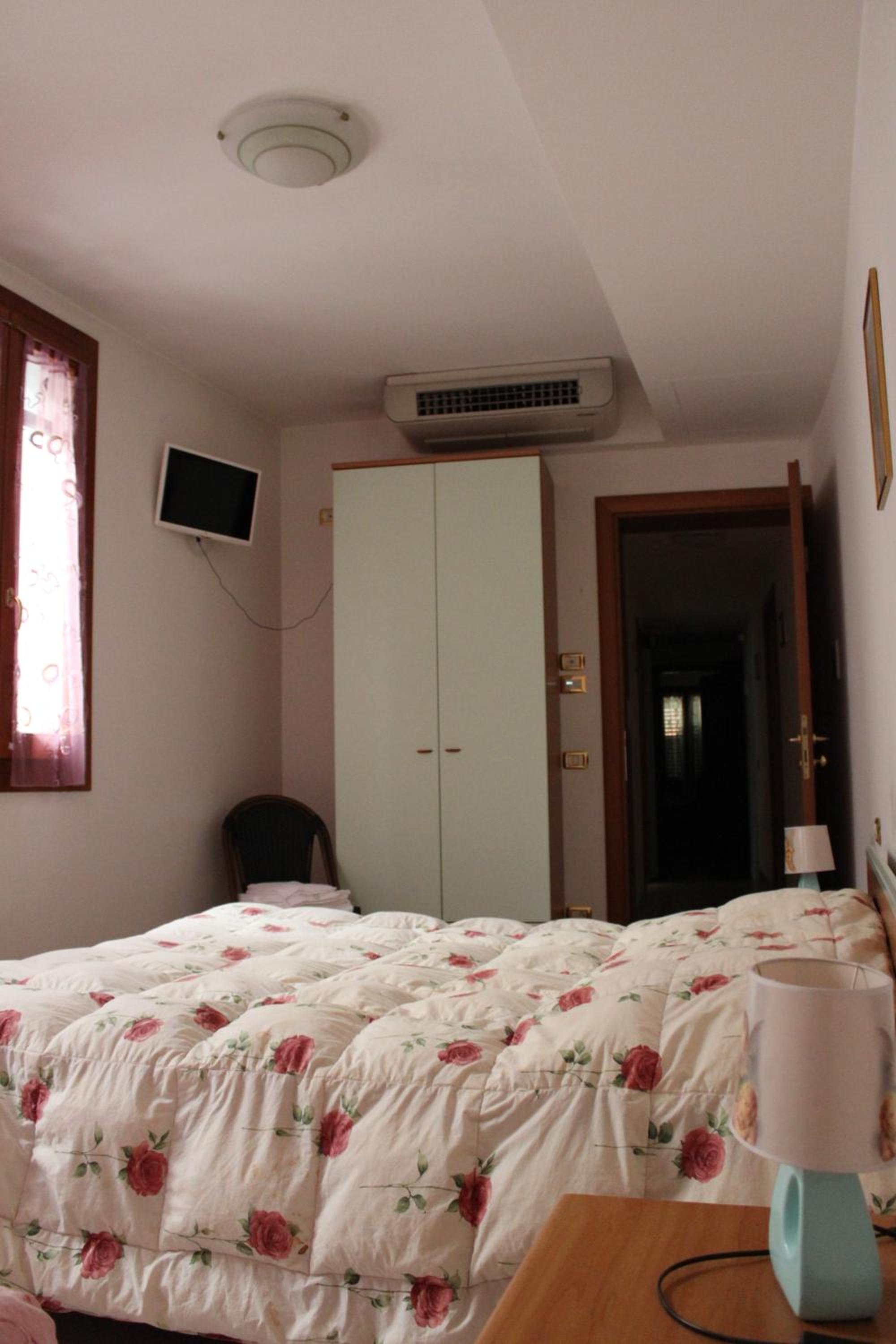 Large Double Room - Photo 2