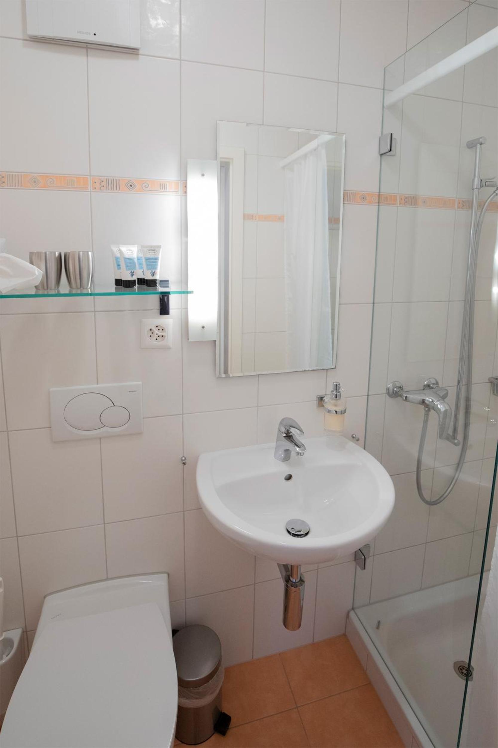 Double or Twin Room - Photo 3