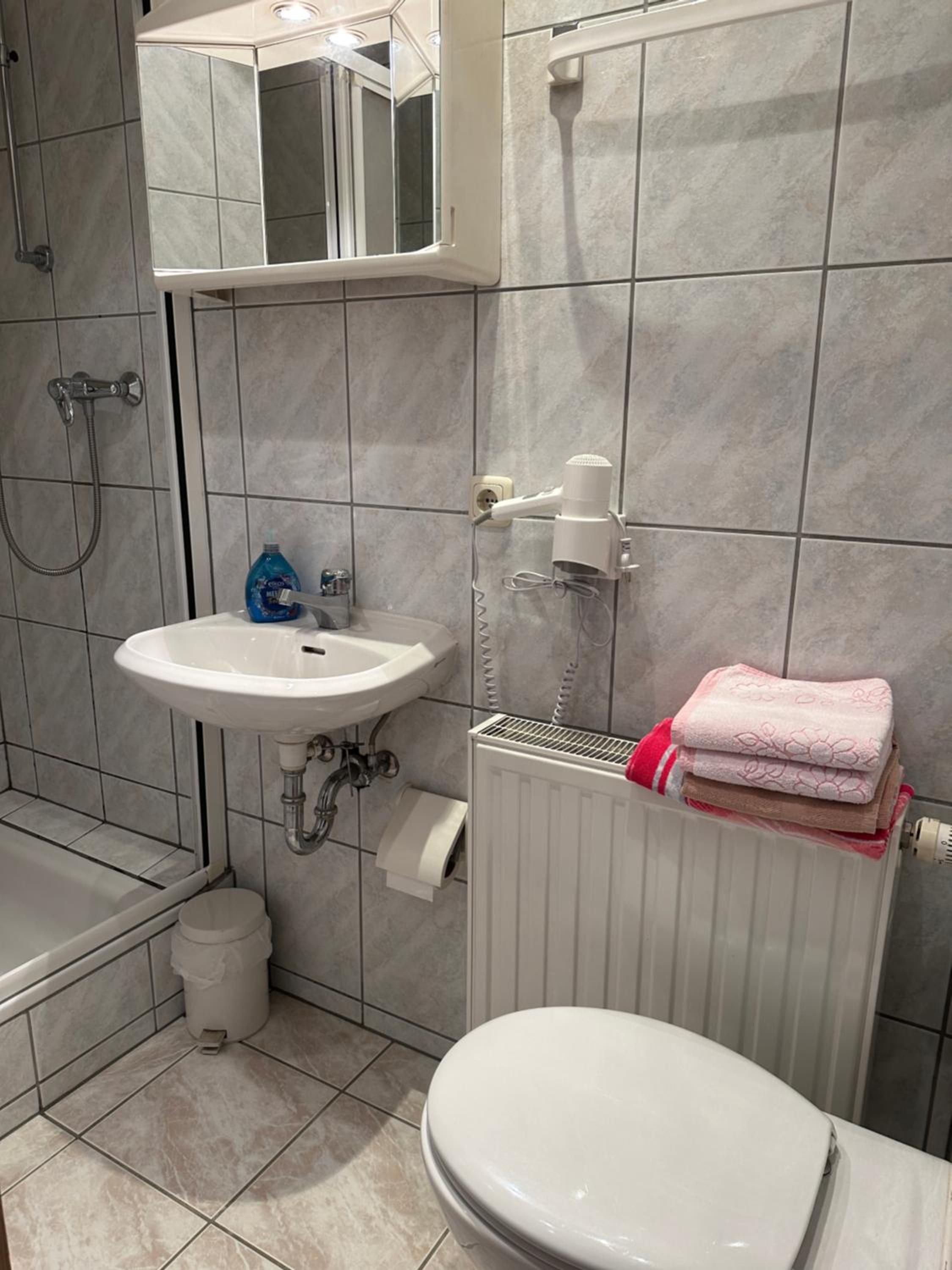 Single Room with Bathroom photo 3