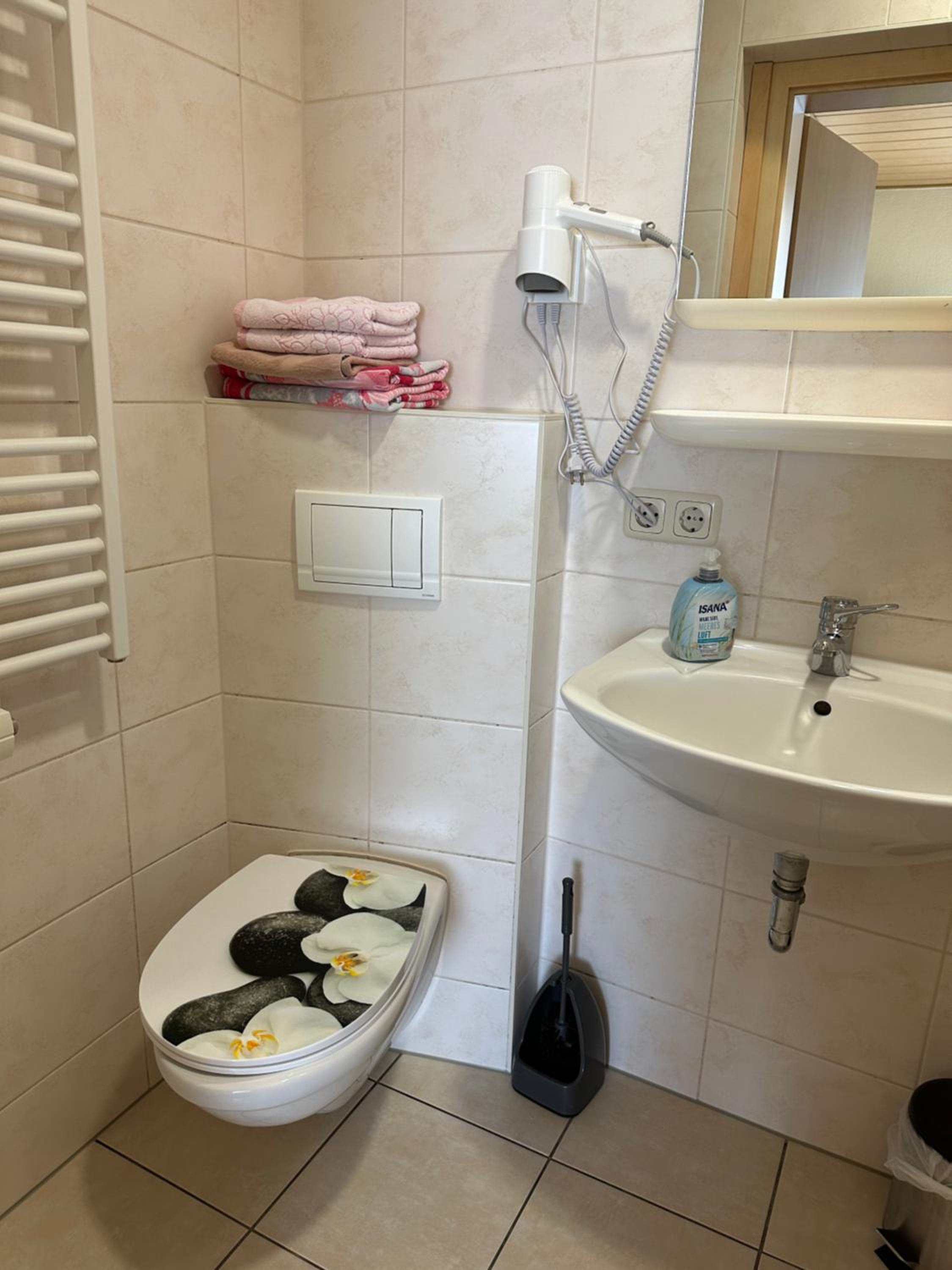 Twin Room with Bathroom - Photo 5