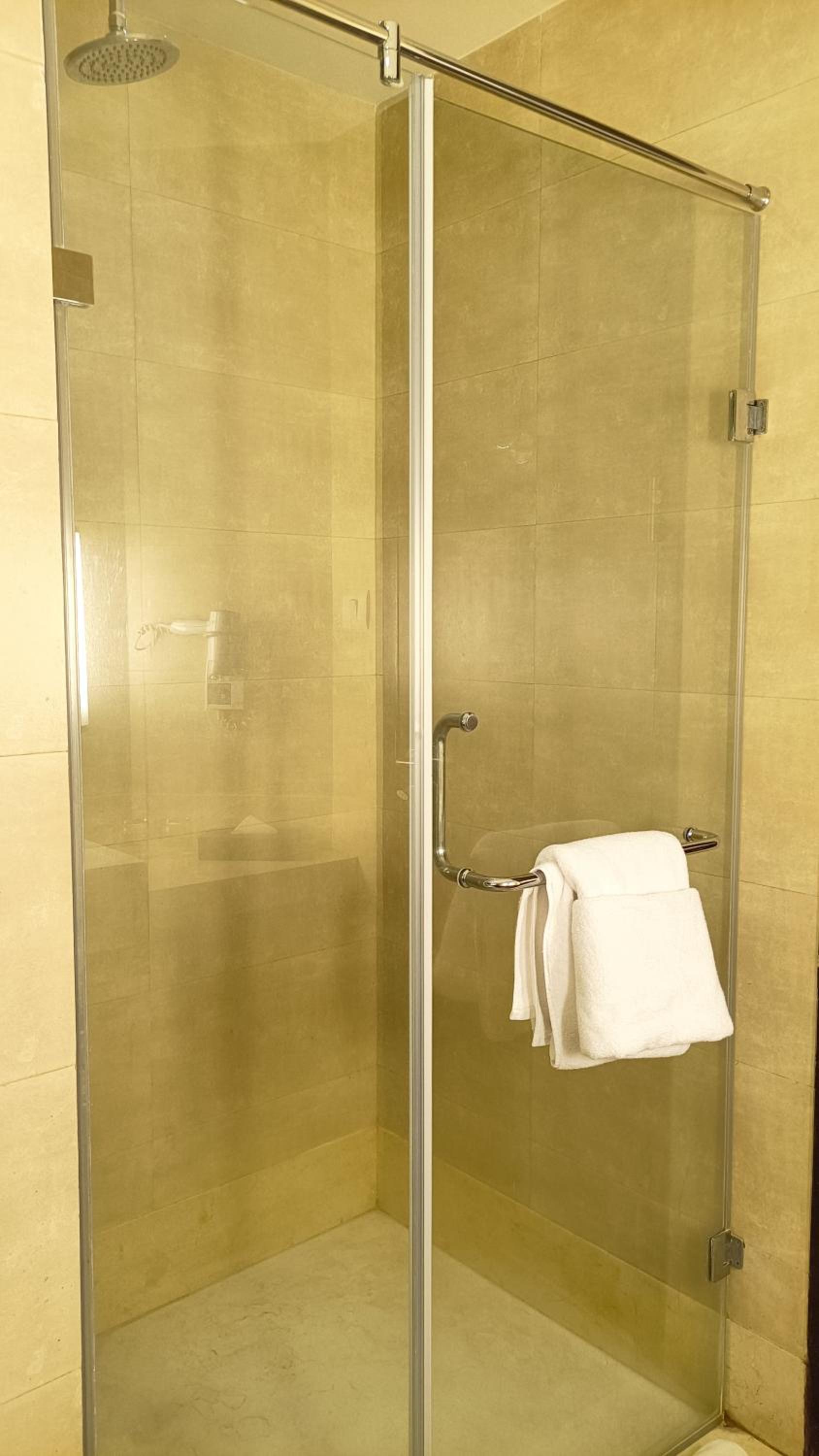 Suite (Rs.2000 Credit For Food, Soft Beverages, Liquor, Laundry, Spa & Travel Desk) photo 2