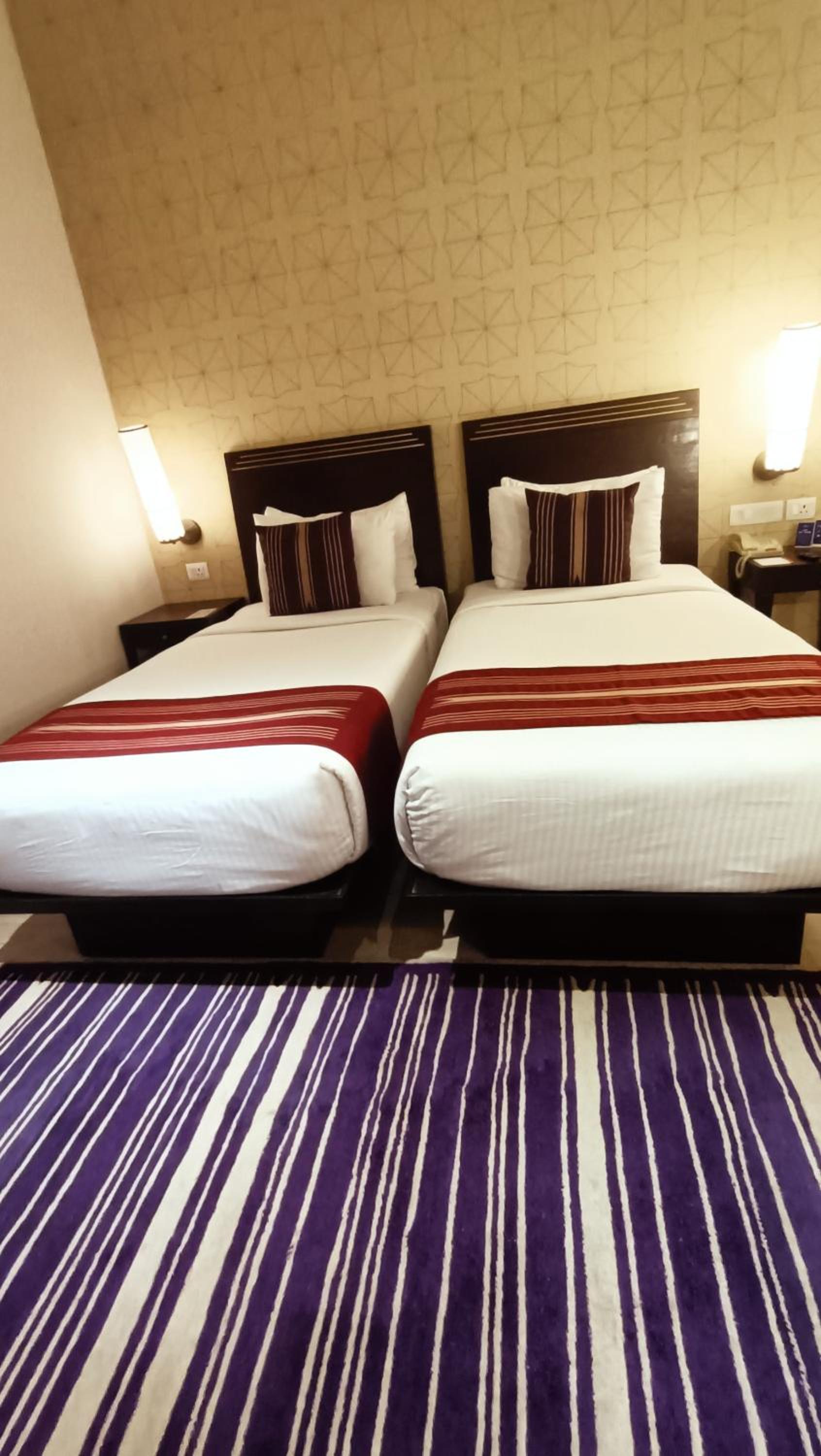 Premium Room  2 Single Beds - 20% Off on Laundry, Complimentary Welcome Drink on arrival, Signature Activities & Experiences , Complimentary In-Room Refreshments, featuring Fruit Basket, Cookie Platter   photo 3
