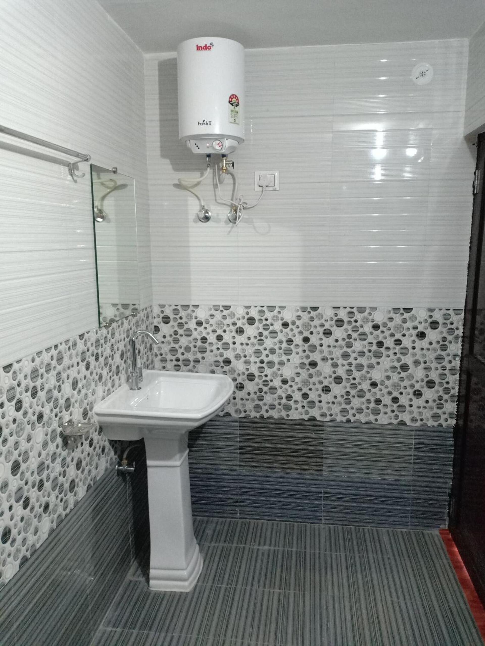 Deluxe Room - Photo 17