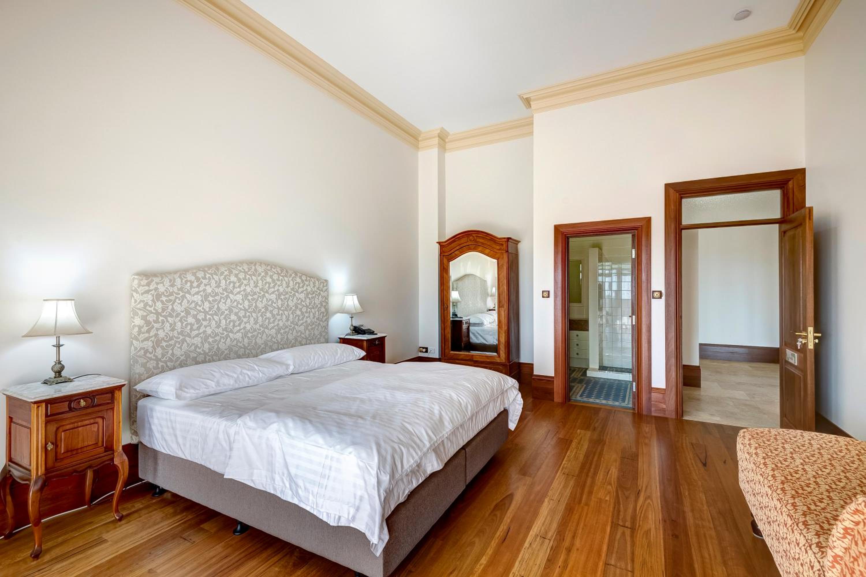 Deluxe King Room photo 1