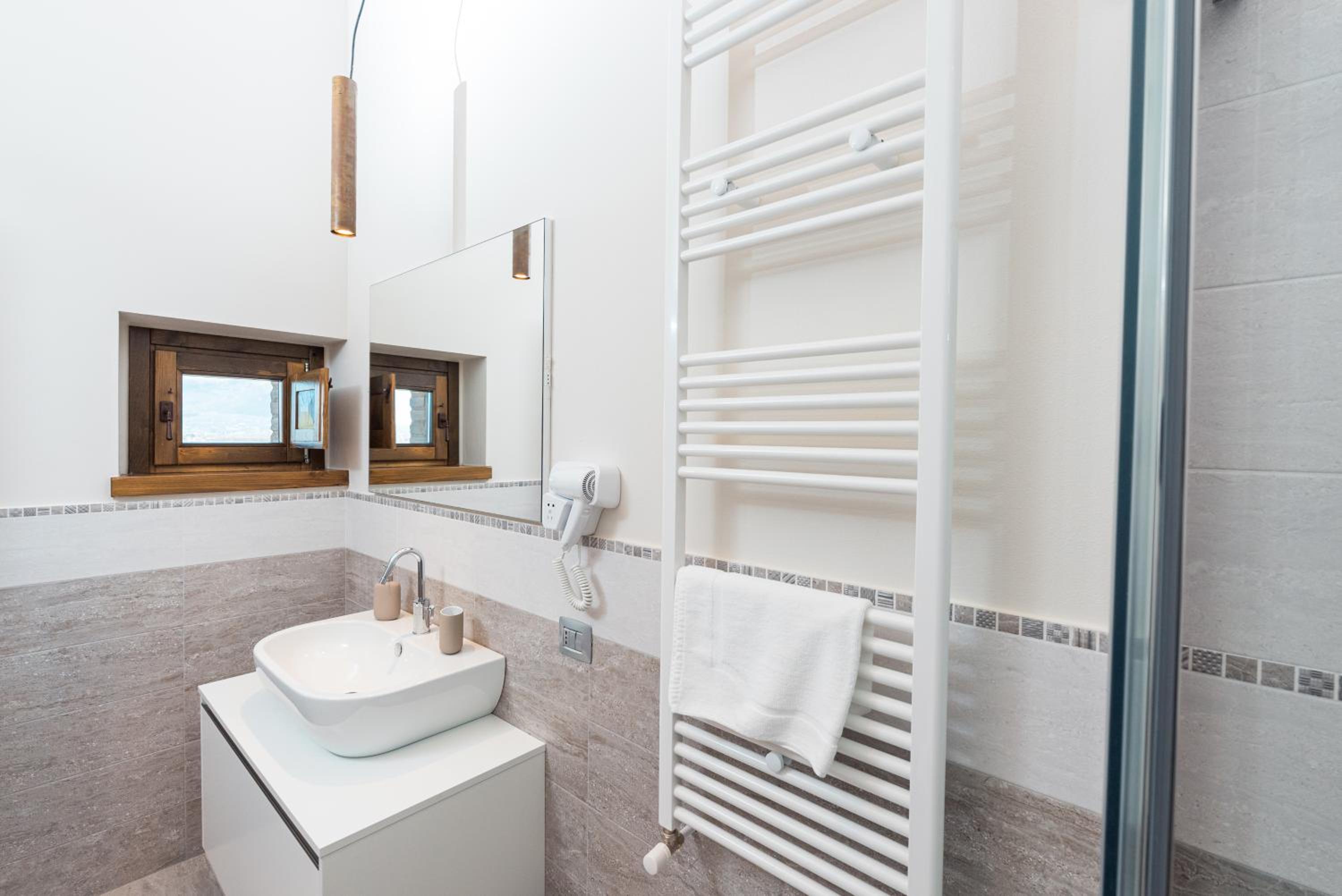Superior King Suite - Photo 6