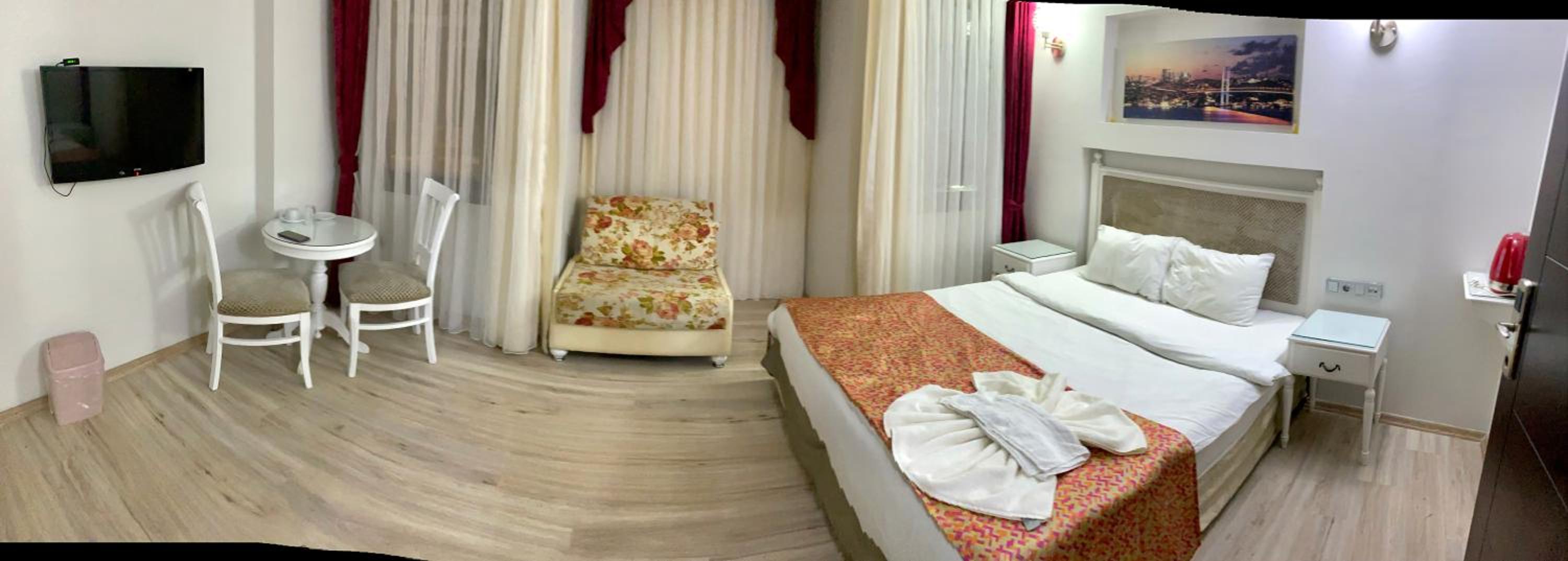 Deluxe Double Room (2 Adults + 1 Child) photo 3