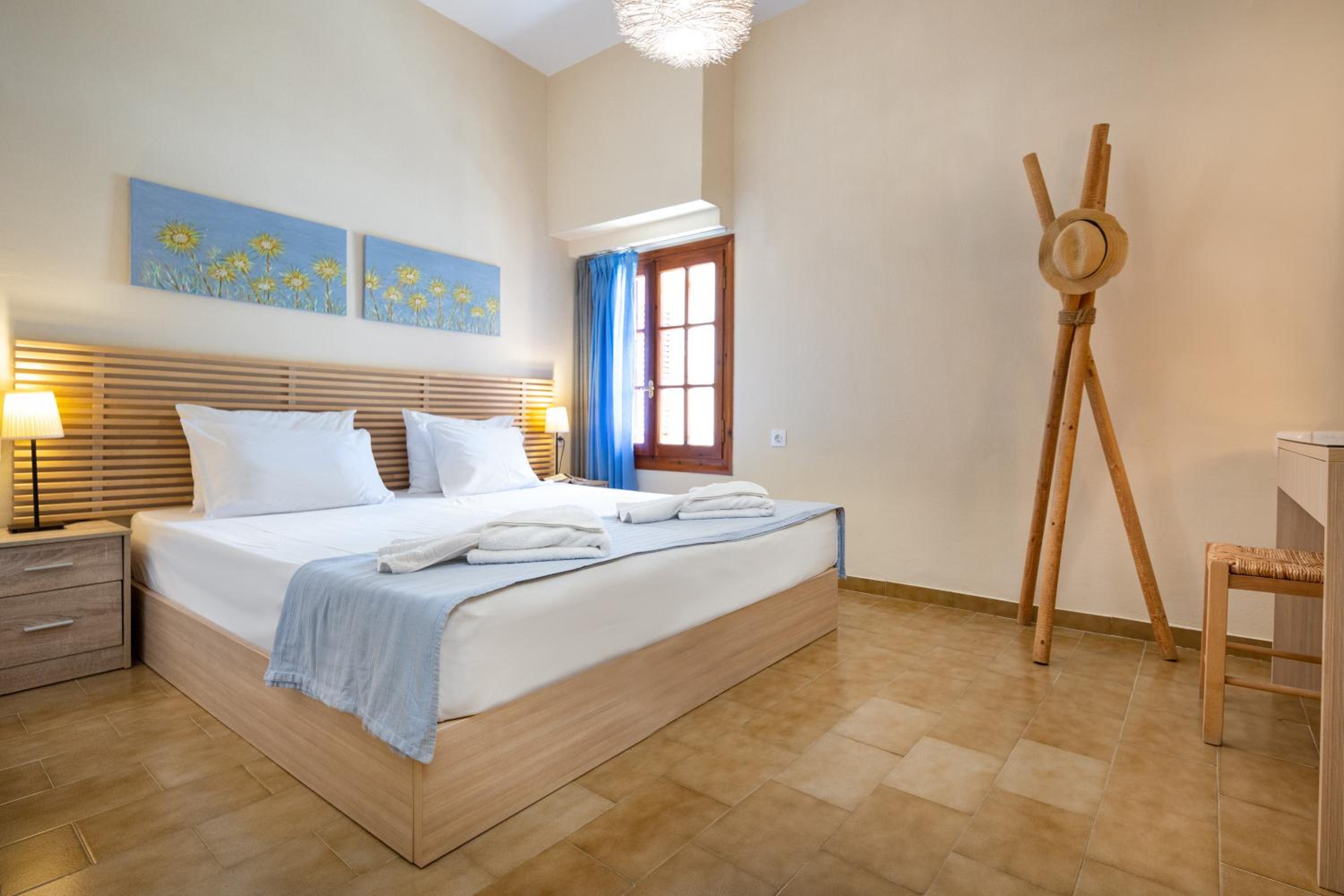 One-Bedroom Apartment with Side Sea View