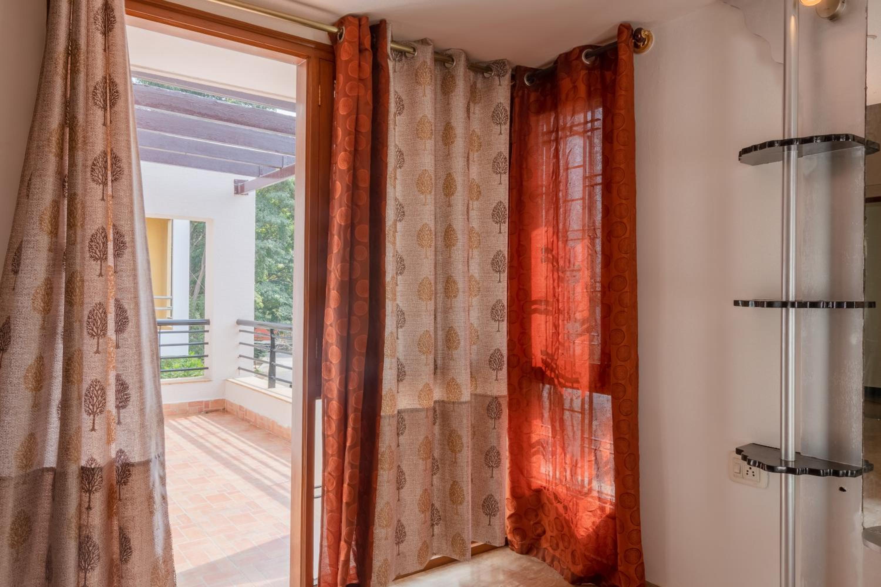 Deluxe Double Room with Balcony - Photo 3
