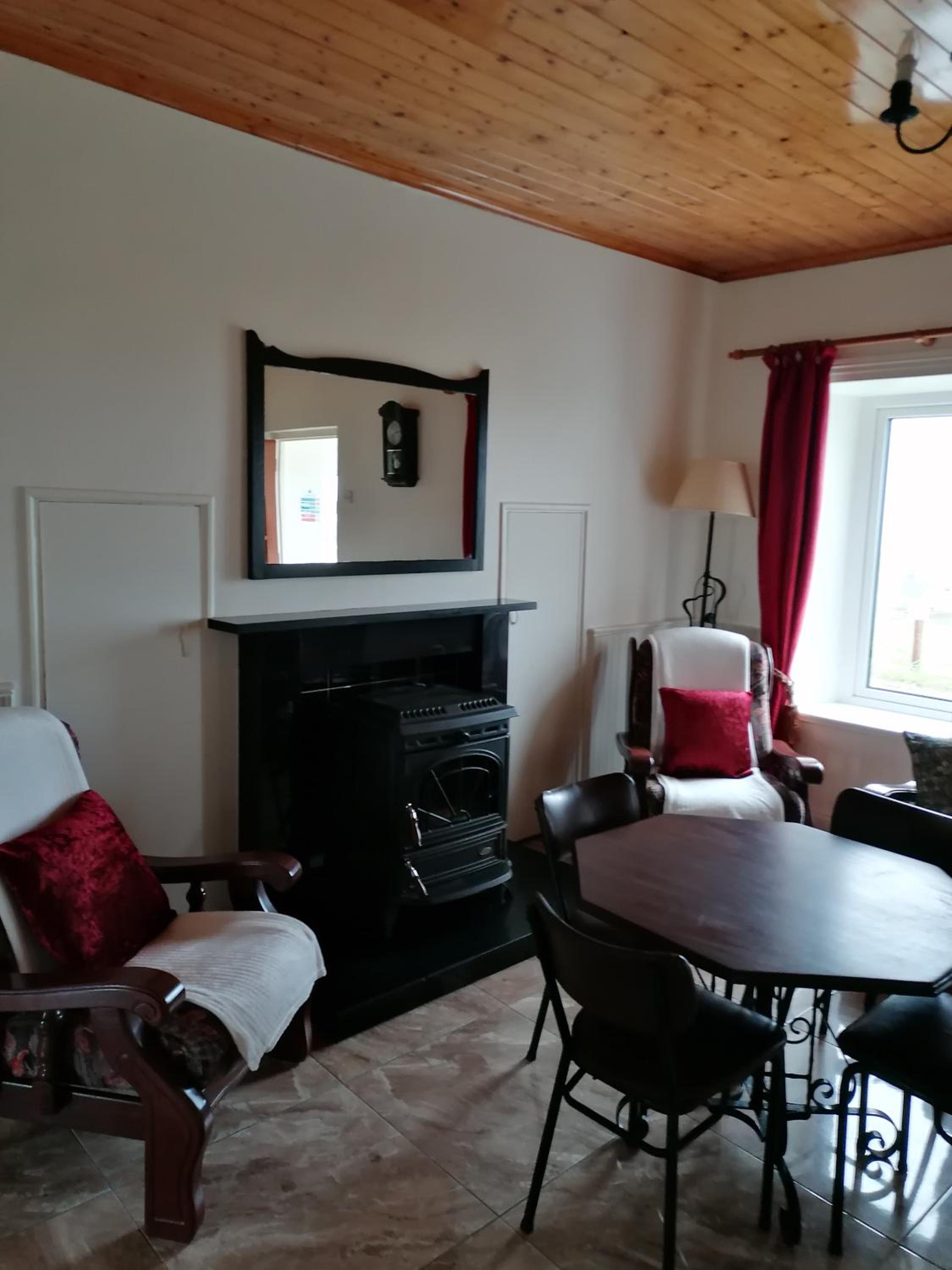 Five-Bedroom House - Photo 10