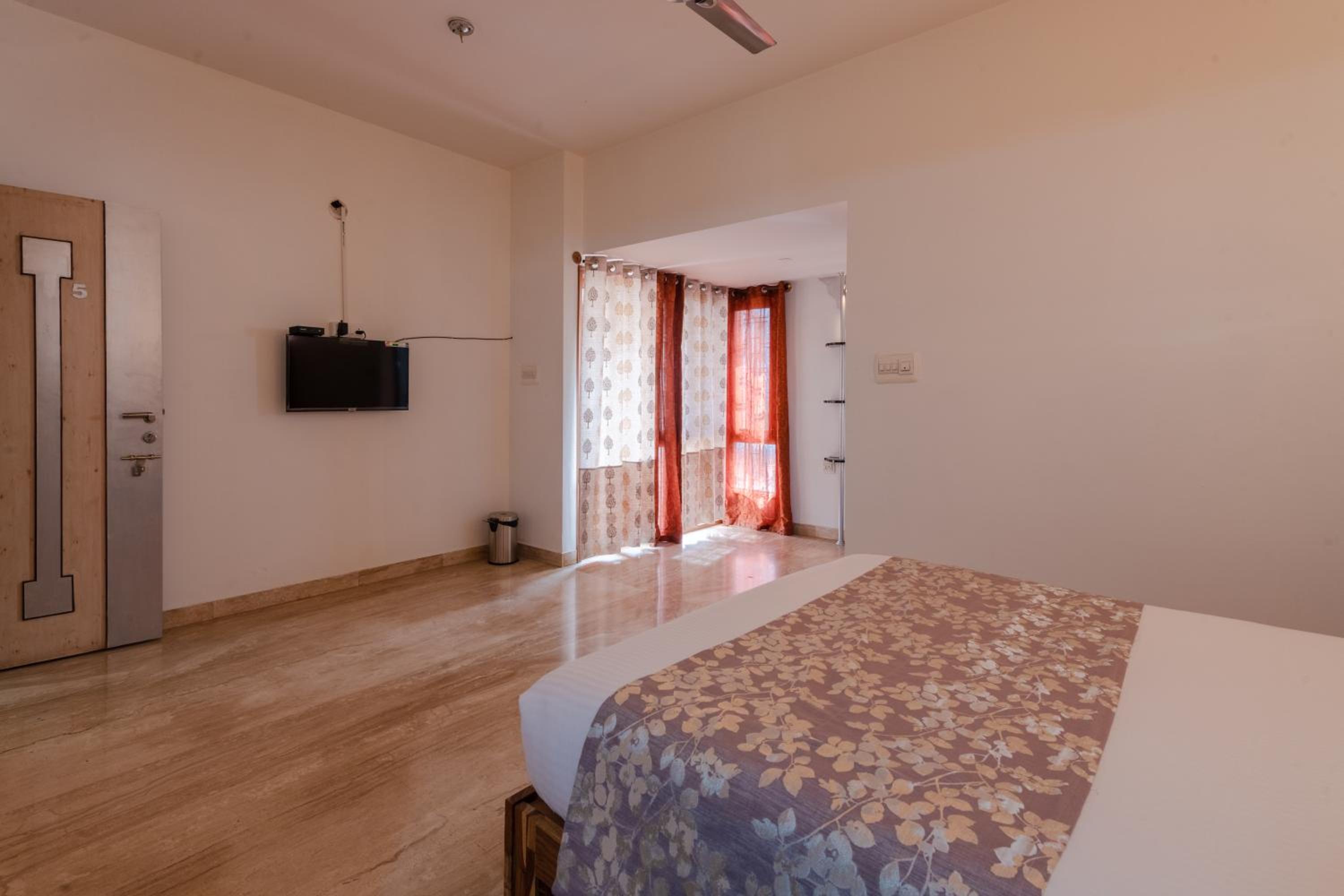 Deluxe Double Room with Balcony - Photo 4