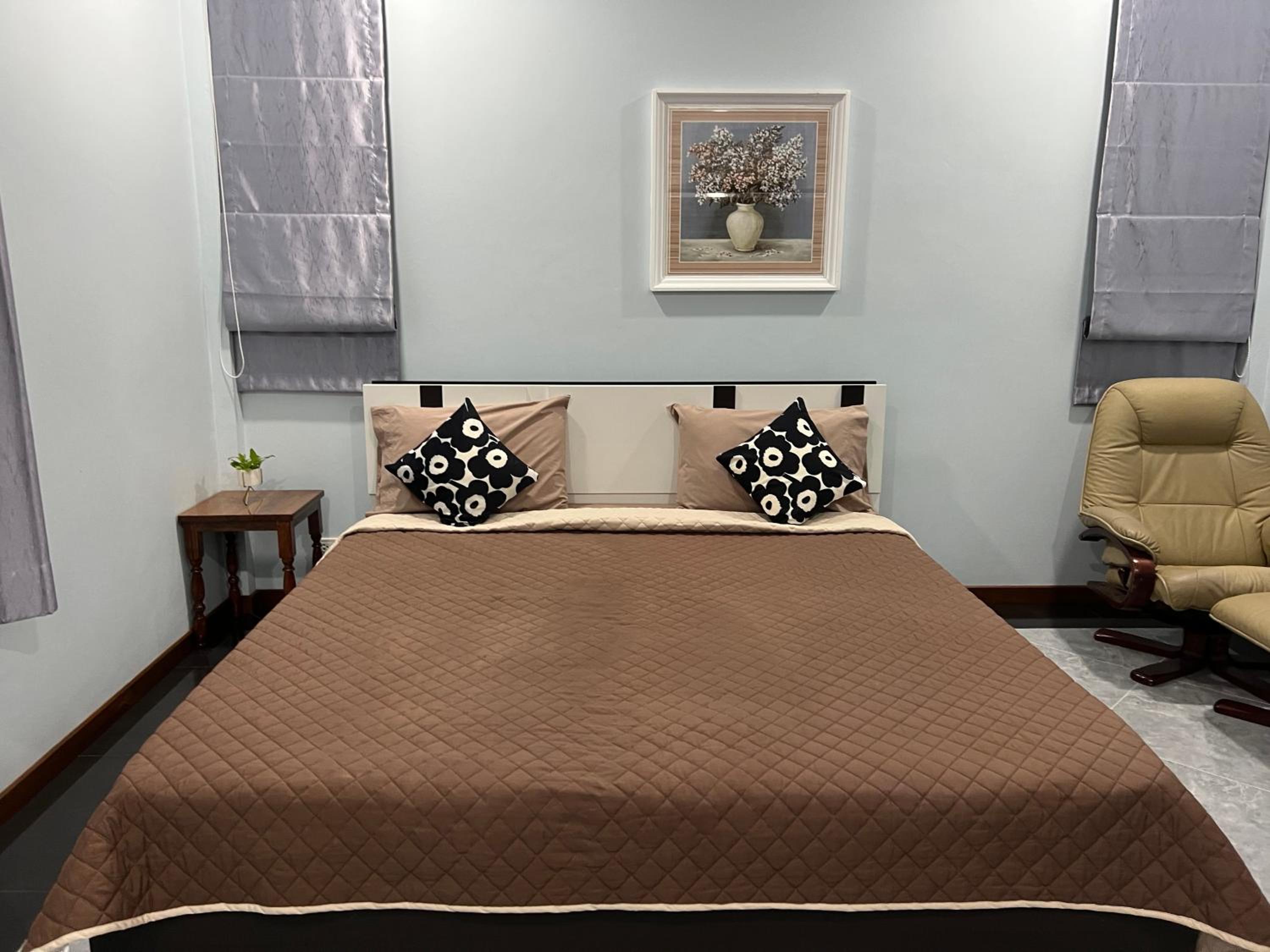 One-Bedroom House - Photo 2
