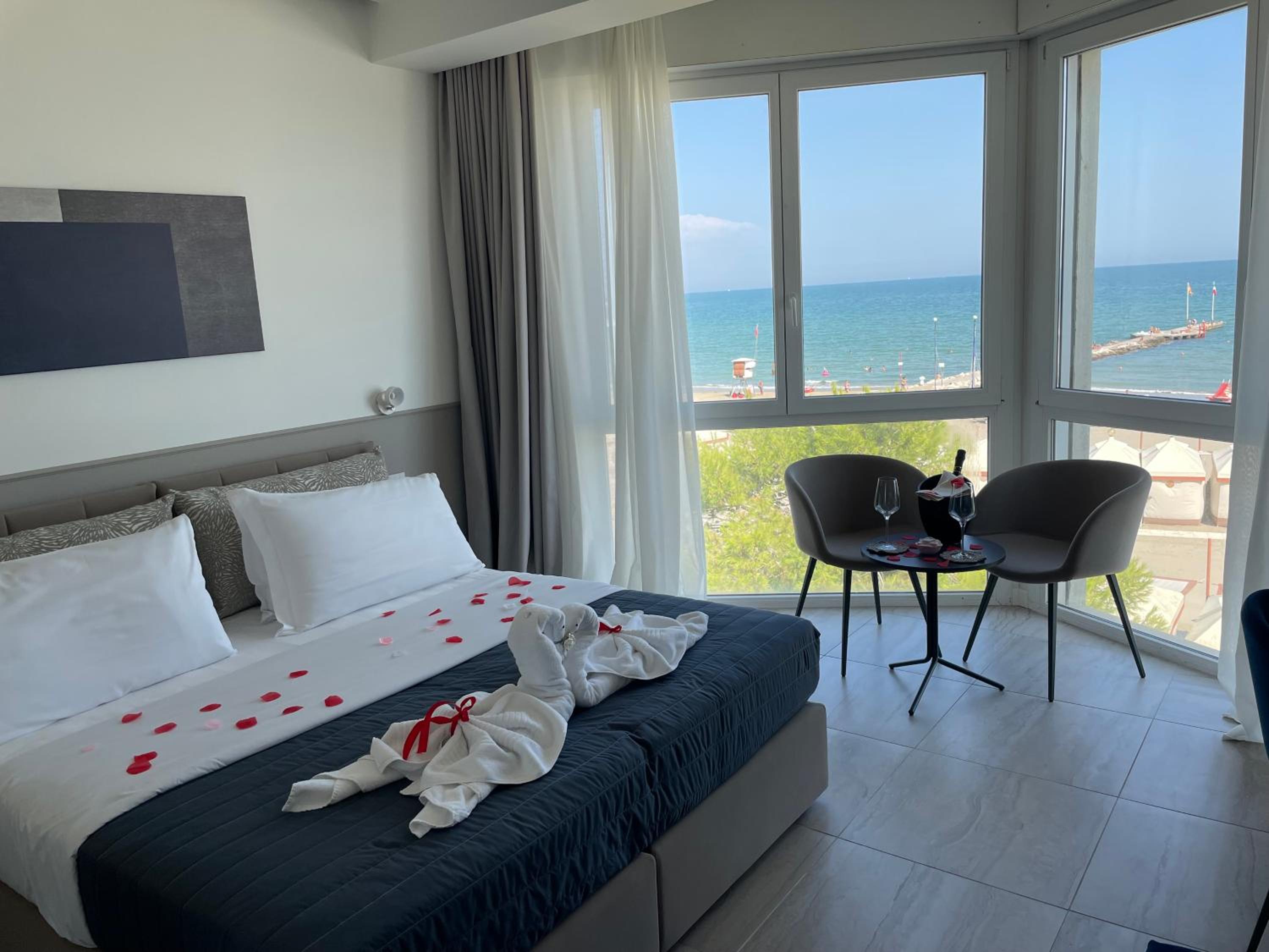 Deluxe Double or Twin Room with Sea View - Photo 1