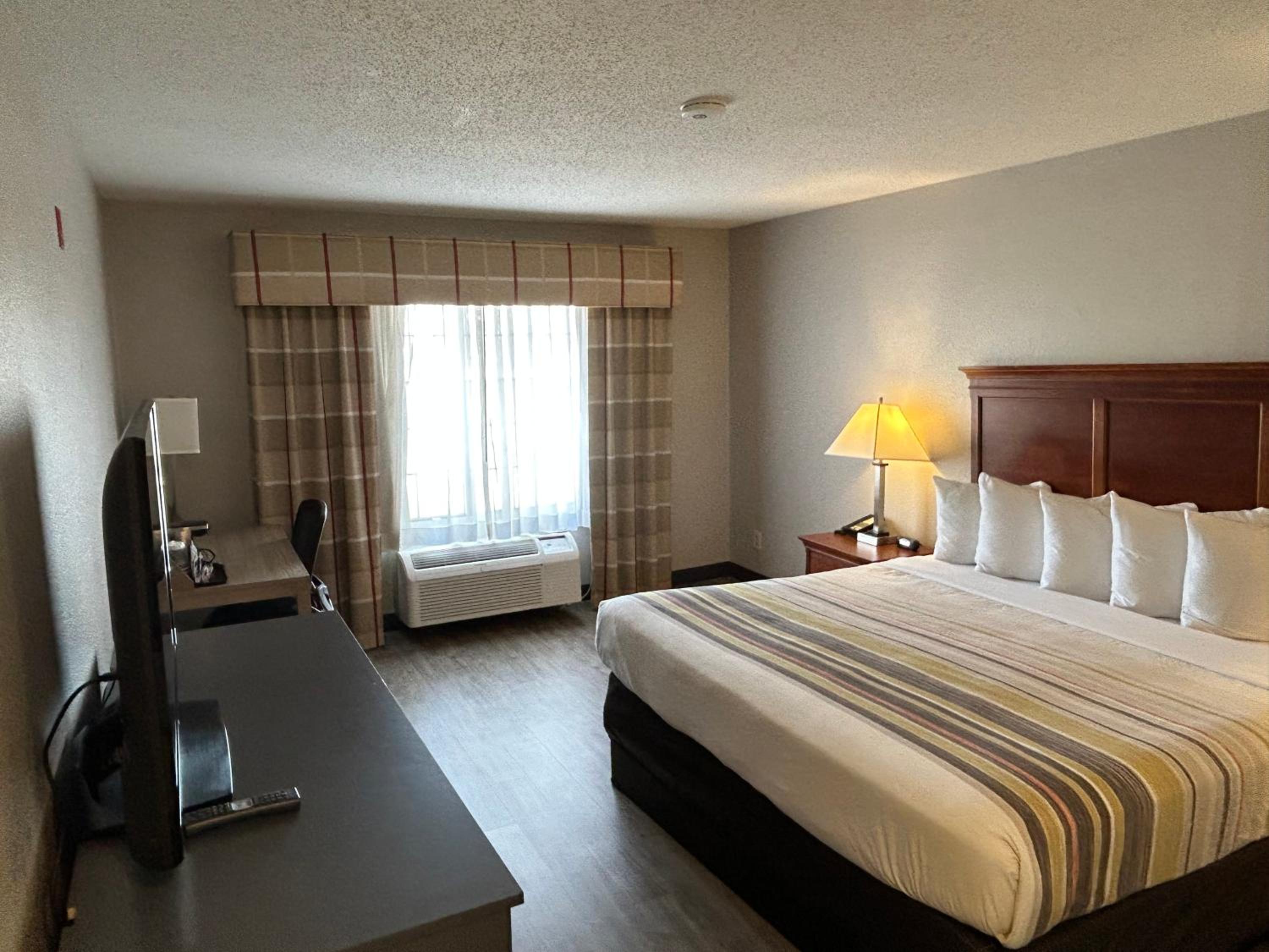 King Room - Non-Smoking - Photo 5