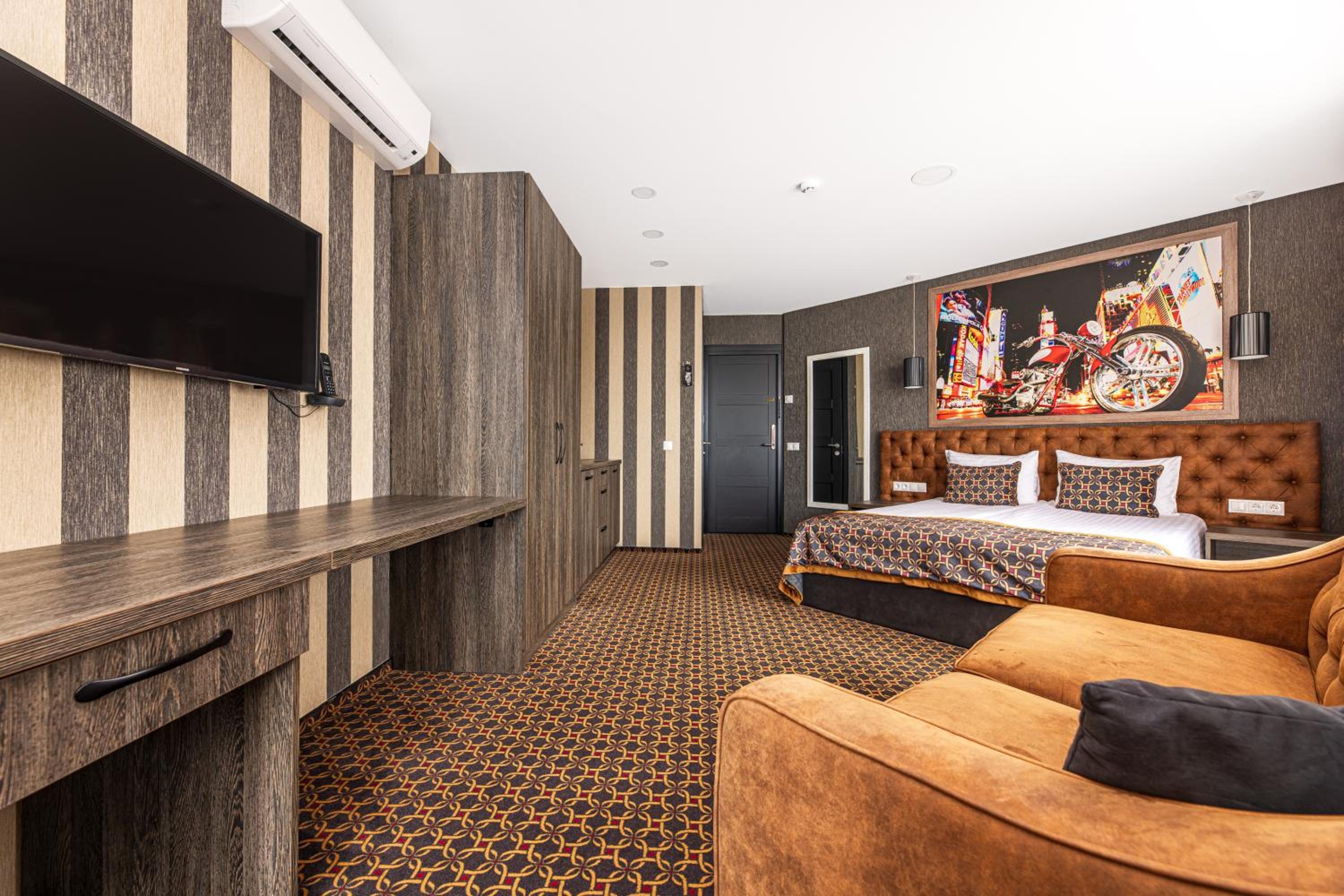 Deluxe Family Room - Photo 7