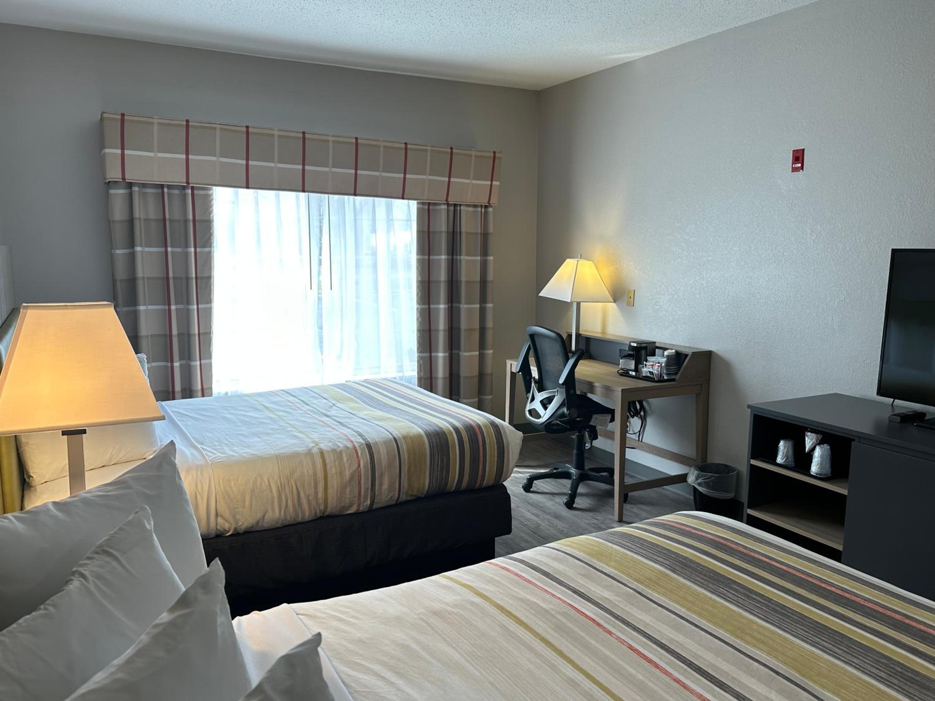 Queen Room with Two Queen Beds - Non-Smoking - Photo 5