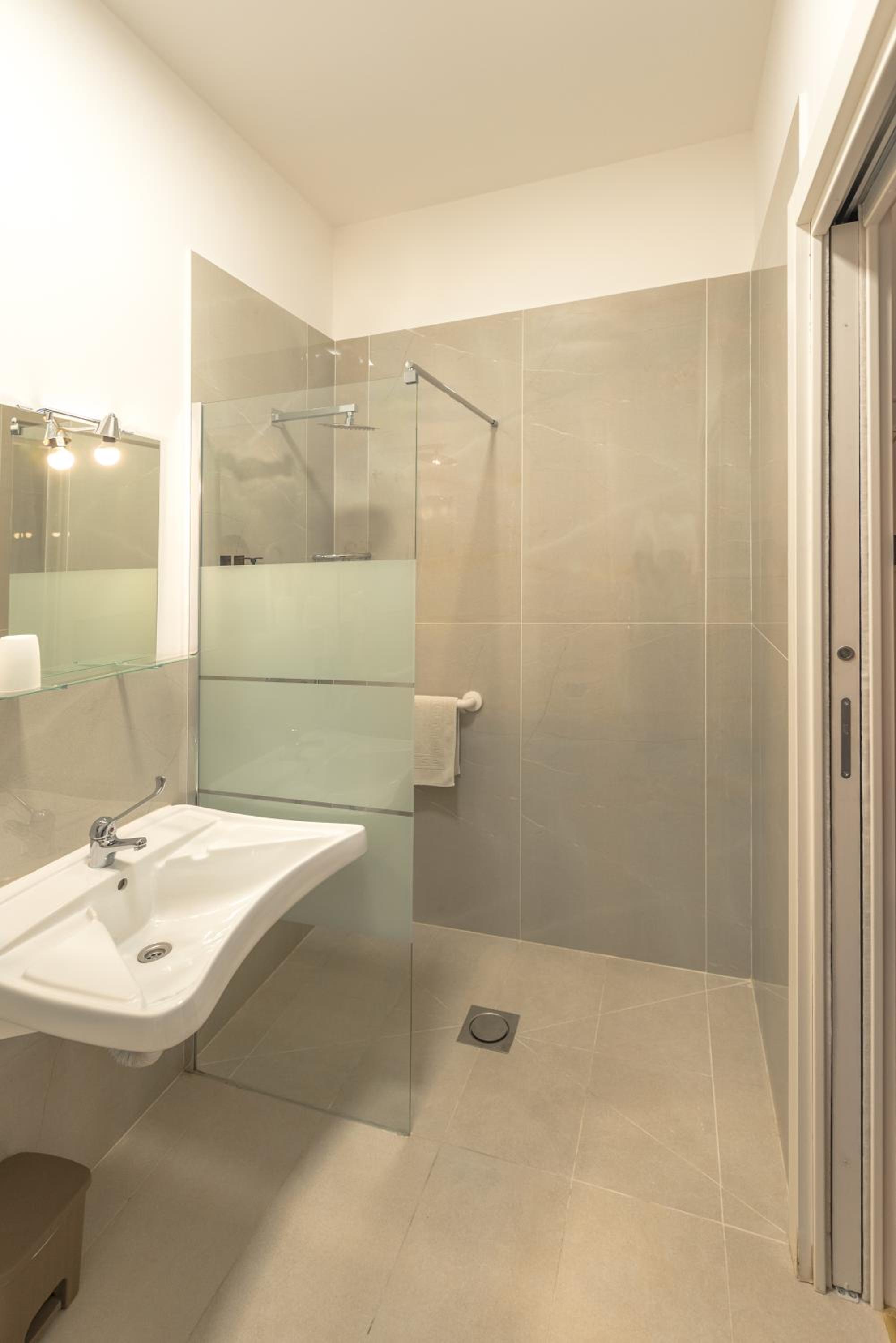 Basic Triple Room - Photo 10