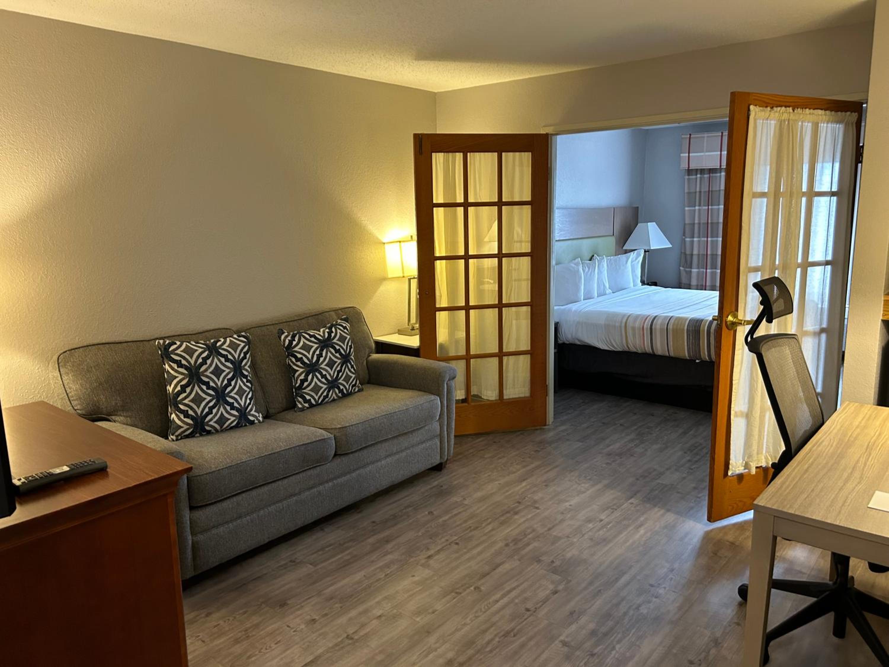 King Suite - Non-Smoking - Photo 4