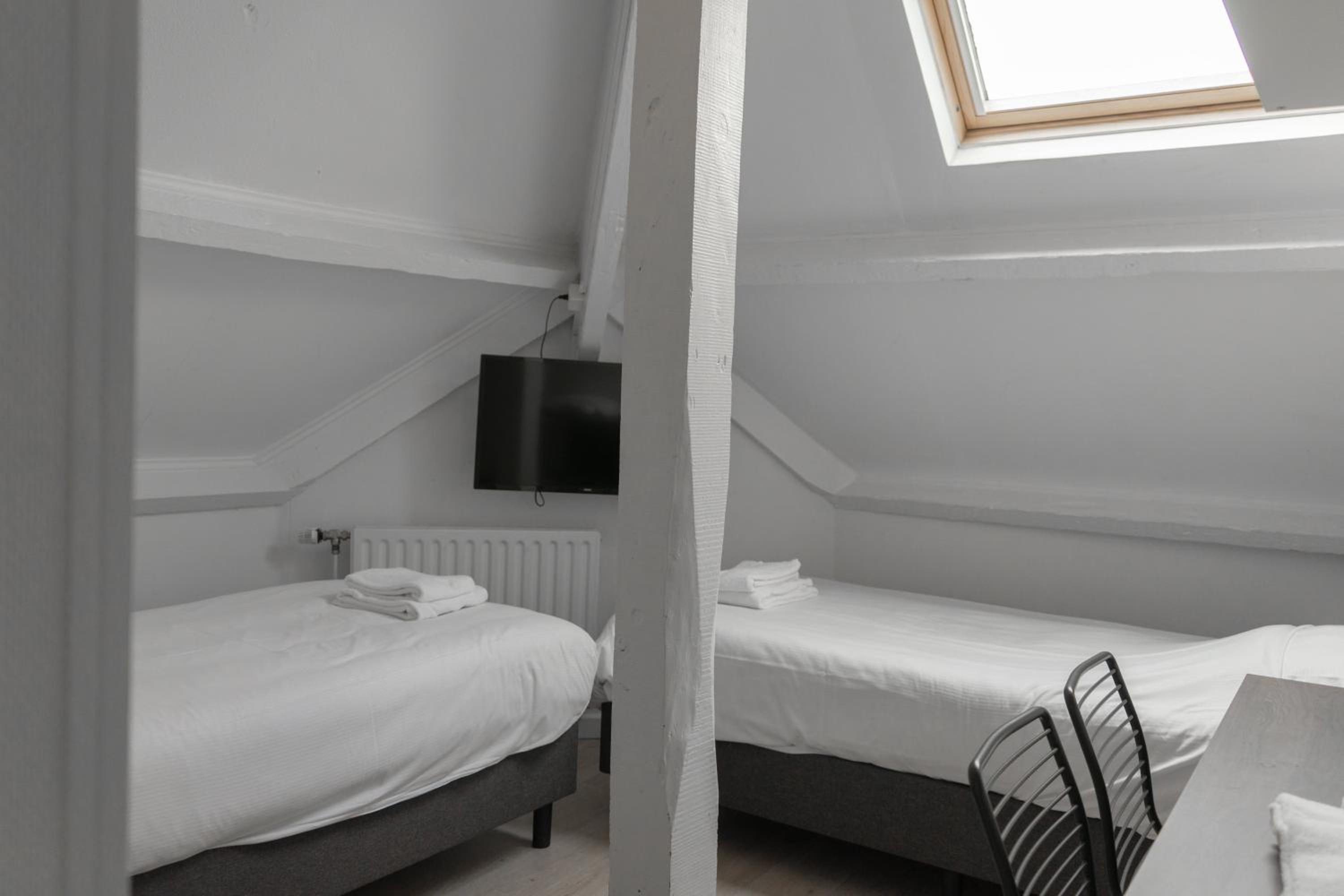 Budget Twin Room - Photo 5