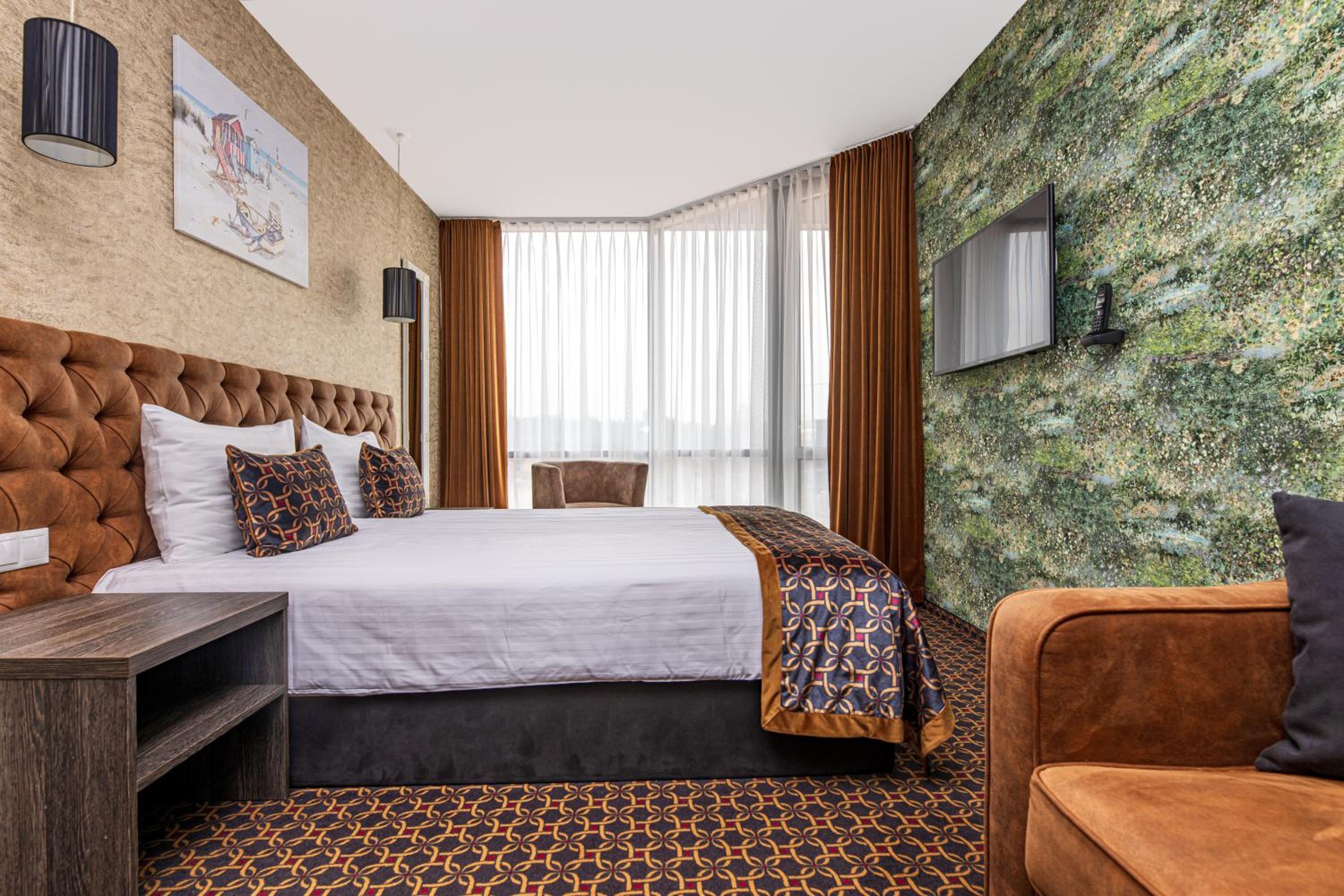 Executive Suite - Photo 1