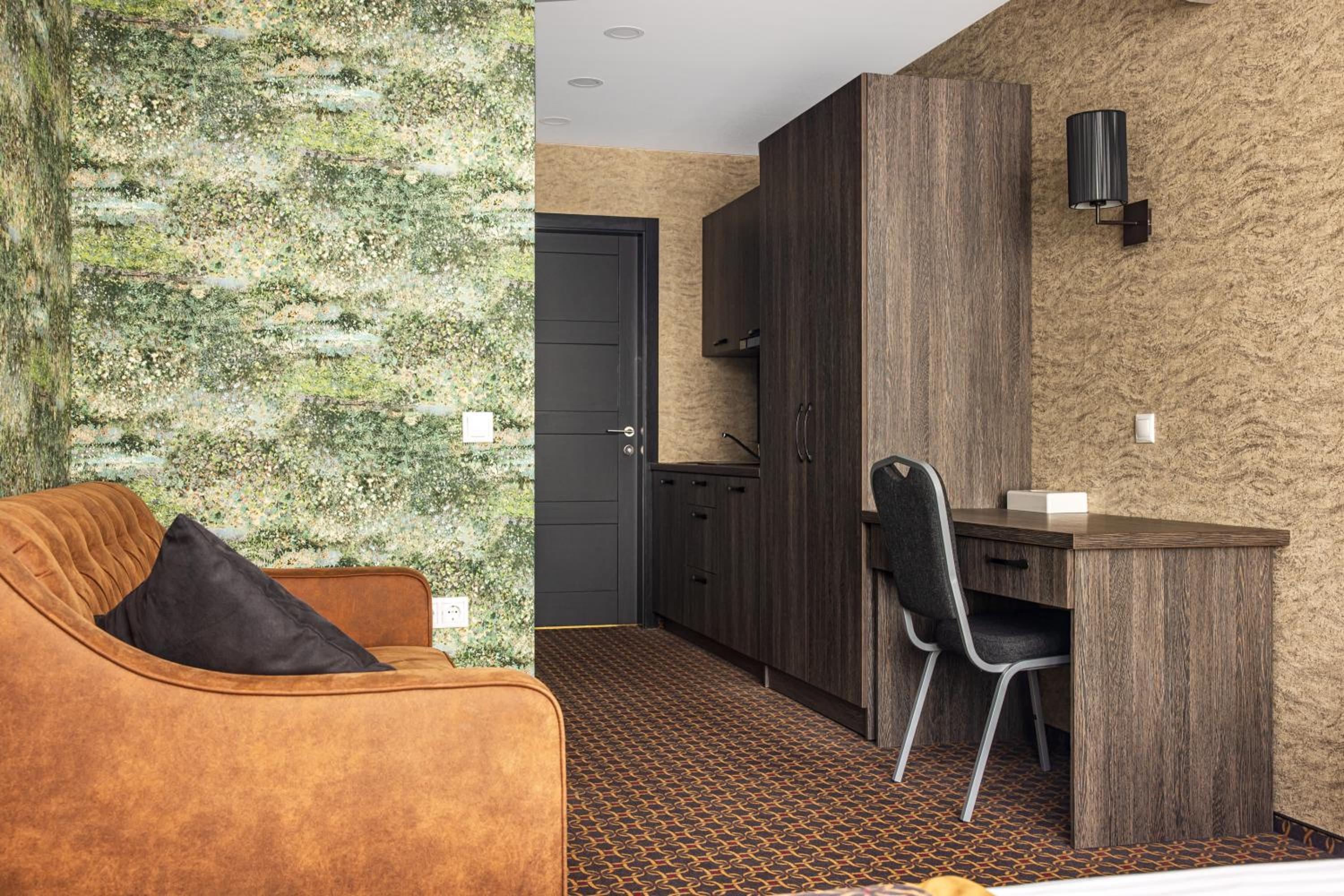 Executive Suite - Photo 6