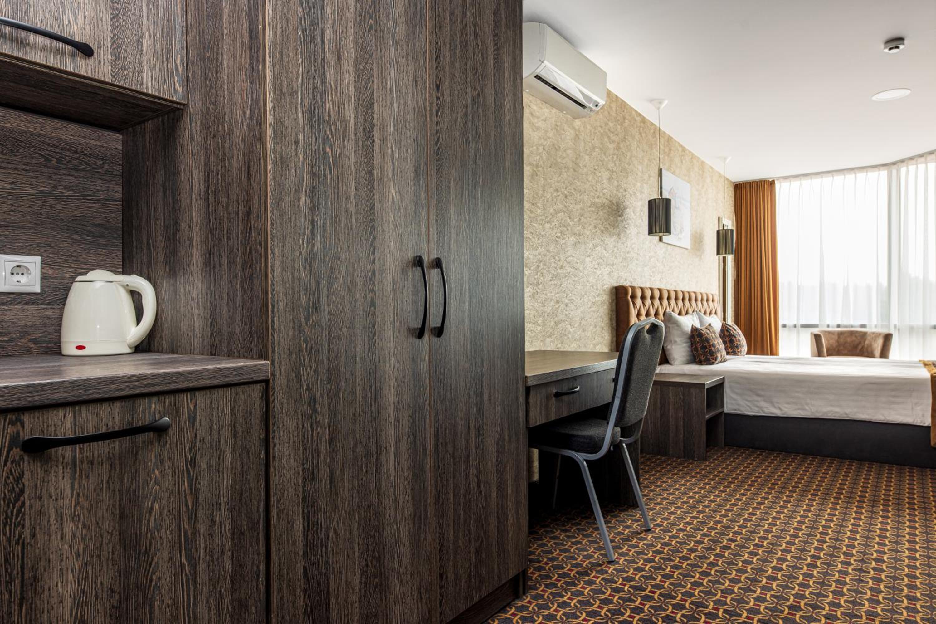 Executive Suite - Photo 3
